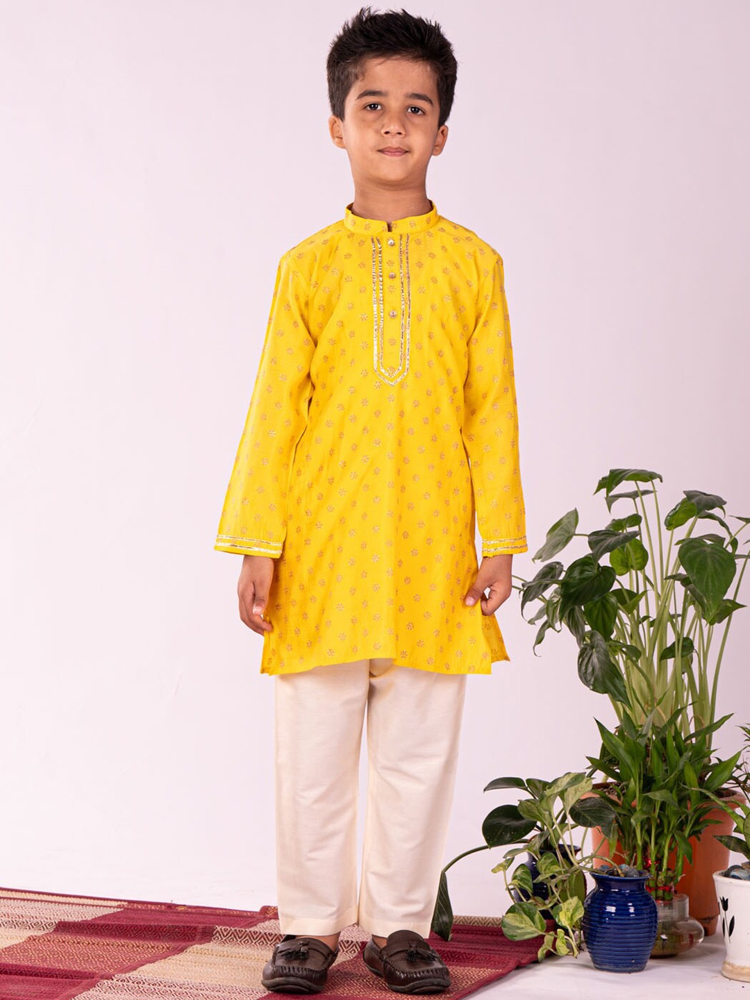 VASTRAMAY Boys Ethnic Motifs Printed Regular Gotta Patti Straight Kurta with Pyjamas, Yellow
VASTRAMAY Boys Ethnic Motifs Printed Regular Gotta Patti Straight Kurta with Pyjamas, Yellow