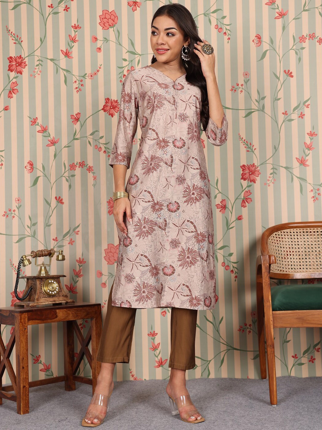 Ode by House of Pataudi Floral Printed Regular Chanderi Silk Straight Kurta With Trousers, Peach
Ode by House of Pataudi Floral Printed Regular Chanderi Silk Straight Kurta With Trousers, Peach