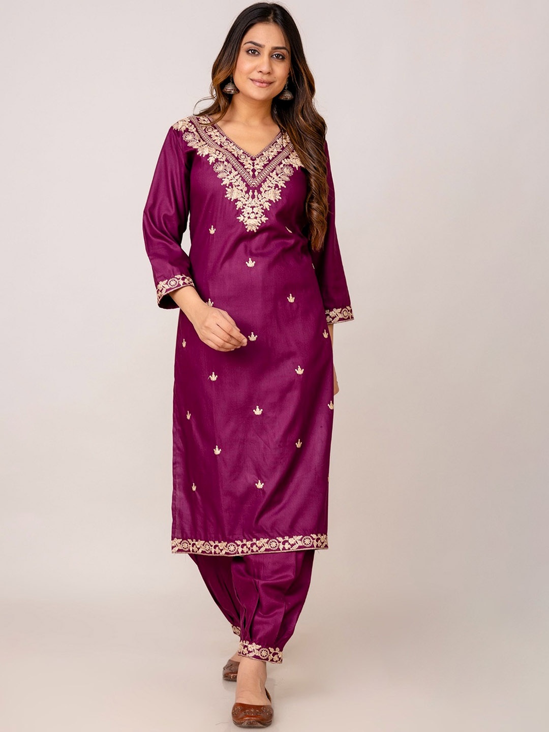 SK2 Fashion Floral Embroidered Regular Thread Work Straight Kurta with Salwar, Purple
SK2 Fashion Floral Embroidered Regular Thread Work Straight Kurta with Salwar, Purple