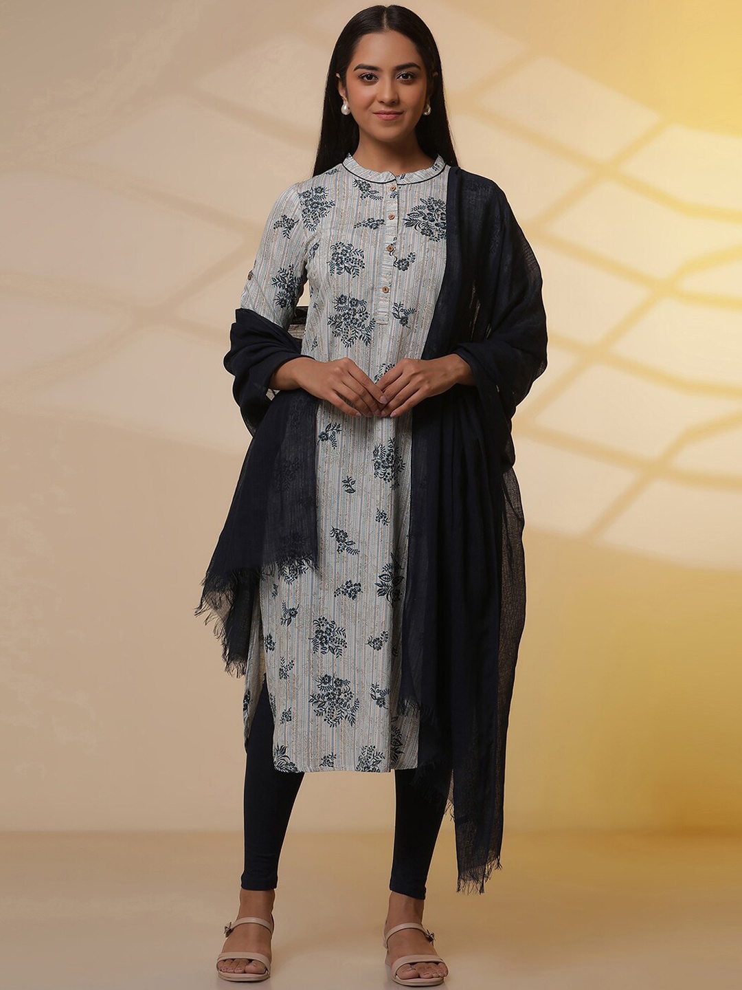 AURELIA Floral Printed Mandarin Collar Straight Kurta With Leggings & Dupatta, Beige
AURELIA Floral Printed Mandarin Collar Straight Kurta With Leggings & Dupatta, Beige