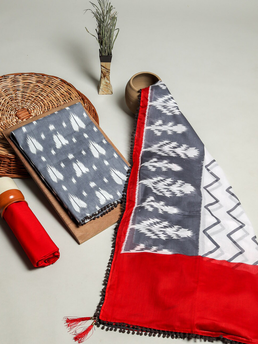 Kishori Sarees Ethnic Motifs Printed Pure Cotton Unstitched Dress Material, Grey
Kishori Sarees Ethnic Motifs Printed Pure Cotton Unstitched Dress Material, Grey