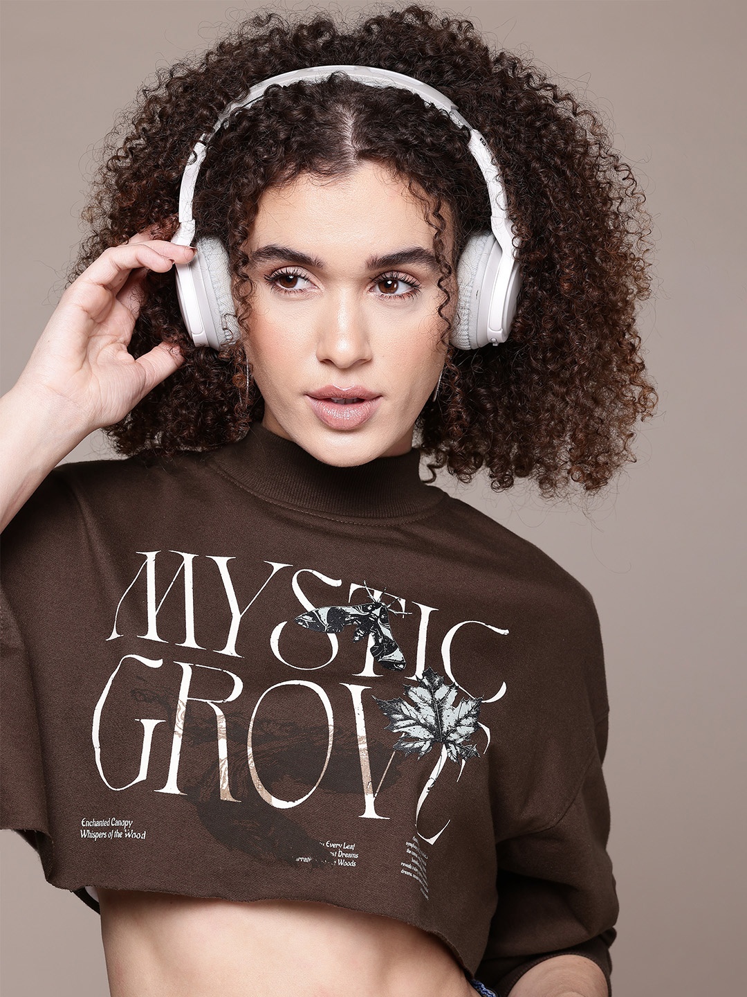 The Roadster Lifestyle Co. Typography Printed Drop-Shoulder Sleeves Crop Sweatshirt, Brown
The Roadster Lifestyle Co. Typography Printed Drop-Shoulder Sleeves Crop Sweatshirt, Brown