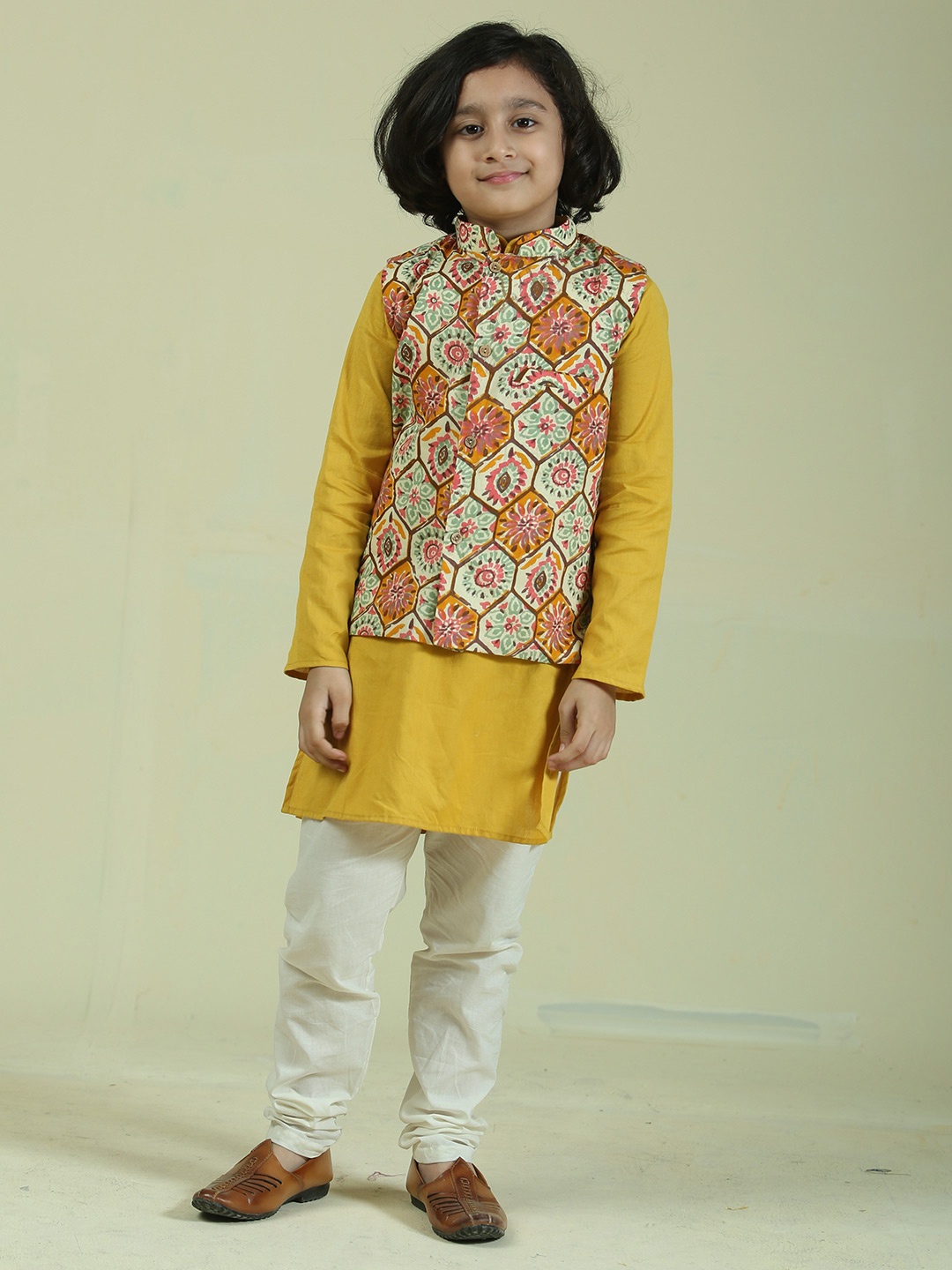 Folk Culture Clothing Printed Pure Cotton Kurta with Pyjamas & Nehru Jacket, Yellow
Folk Culture Clothing Printed Pure Cotton Kurta with Pyjamas & Nehru Jacket, Yellow
