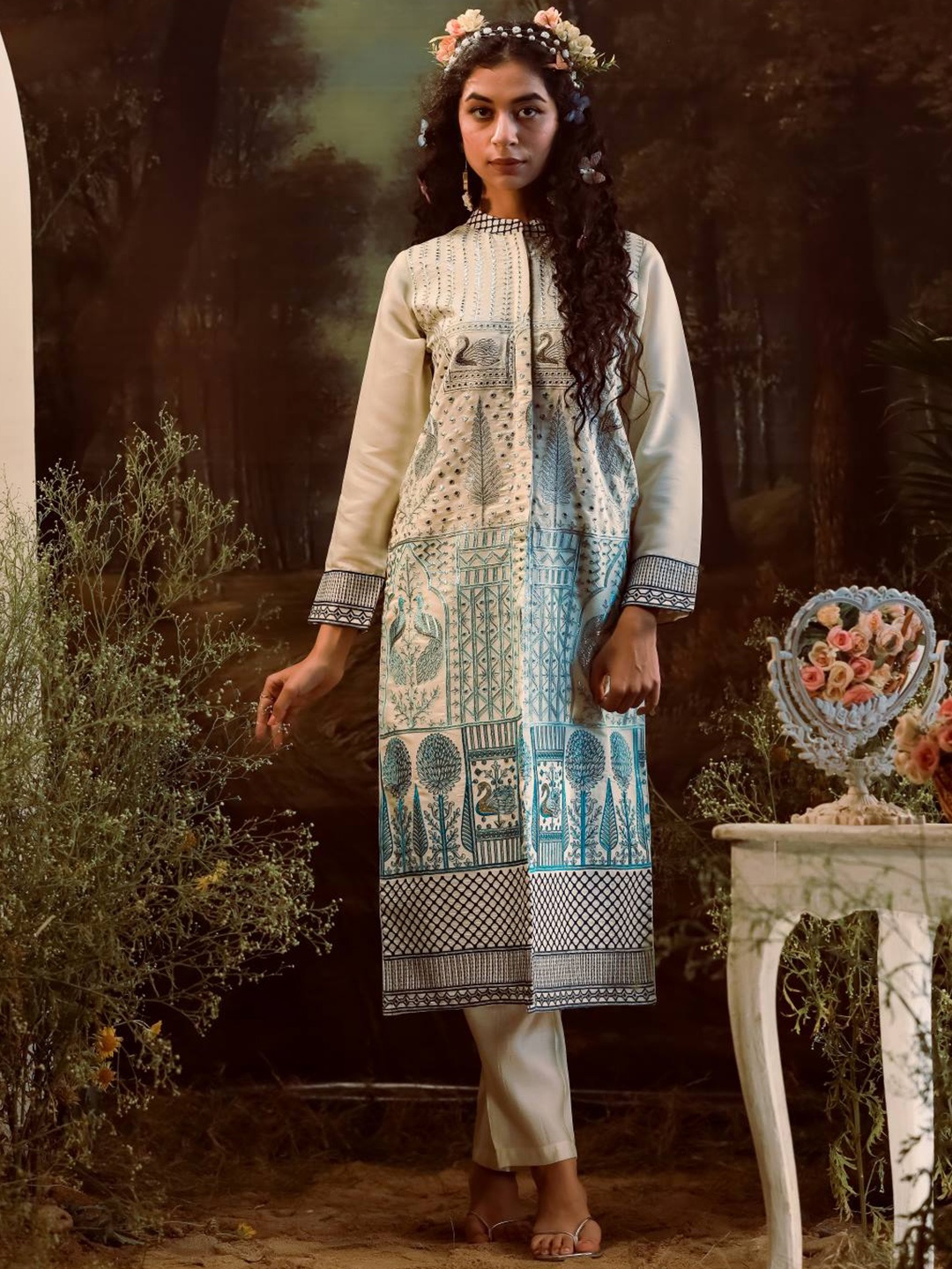 Varanga White Ethnic Motifs Embroidered Thread Work Chanderi Silk Kurta with Trousers
Varanga White Ethnic Motifs Embroidered Thread Work Chanderi Silk Kurta with Trousers