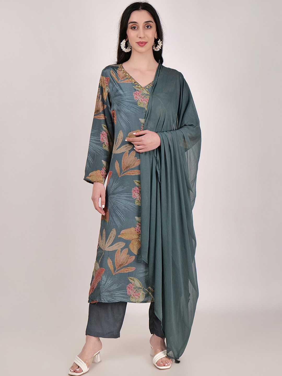 SHIWANGI COUTURE Floral Printed Beads And Stones Straight Kurta With Trousers & Dupatta, Grey
SHIWANGI COUTURE Floral Printed Beads And Stones Straight Kurta With Trousers & Dupatta, Grey