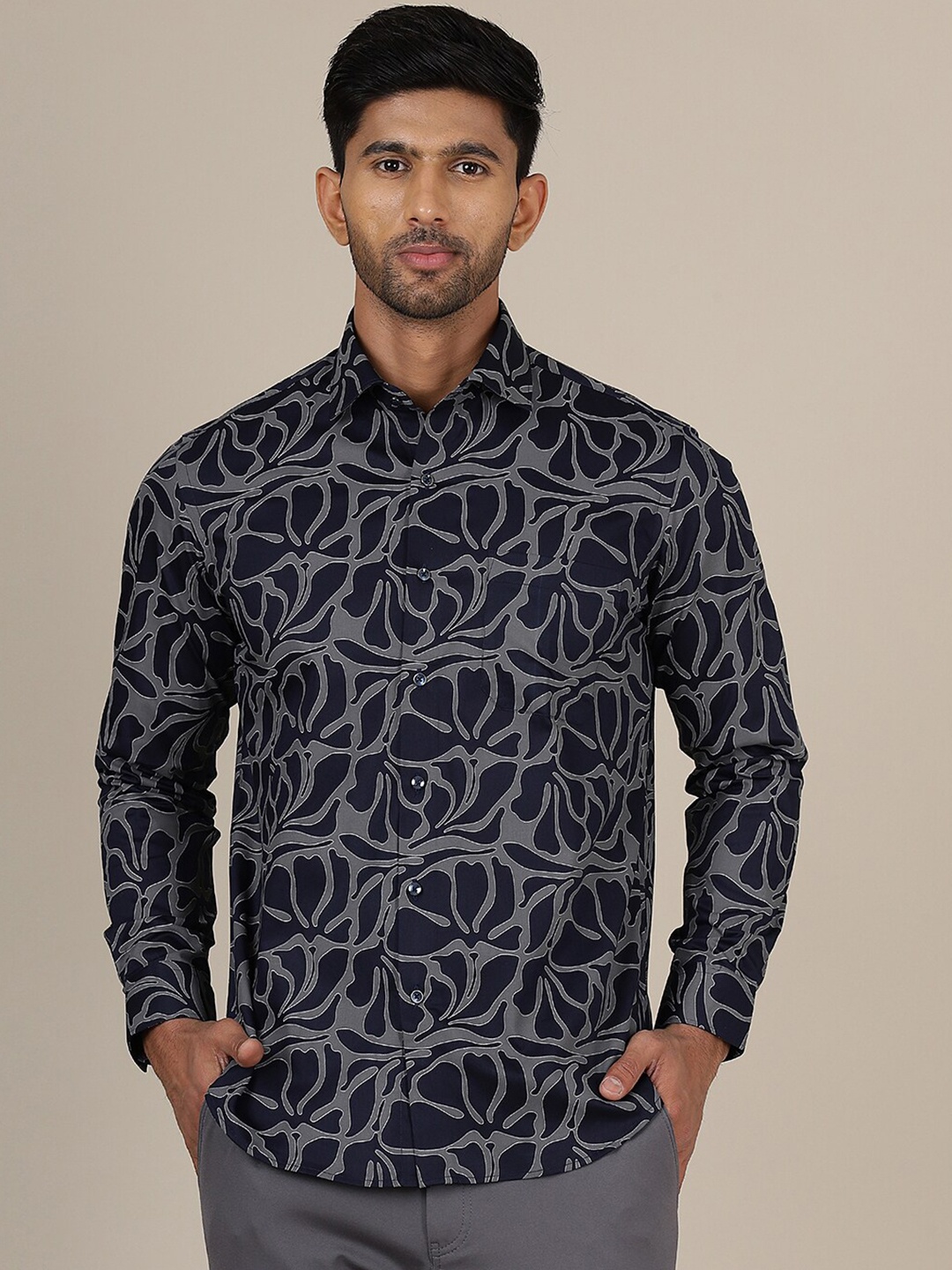 Greenfibre Abstract Printed Cutaway Collar Long Sleeves Cotton Slim Fit Shirt, Navy blue
Greenfibre Abstract Printed Cutaway Collar Long Sleeves Cotton Slim Fit Shirt, Navy blue