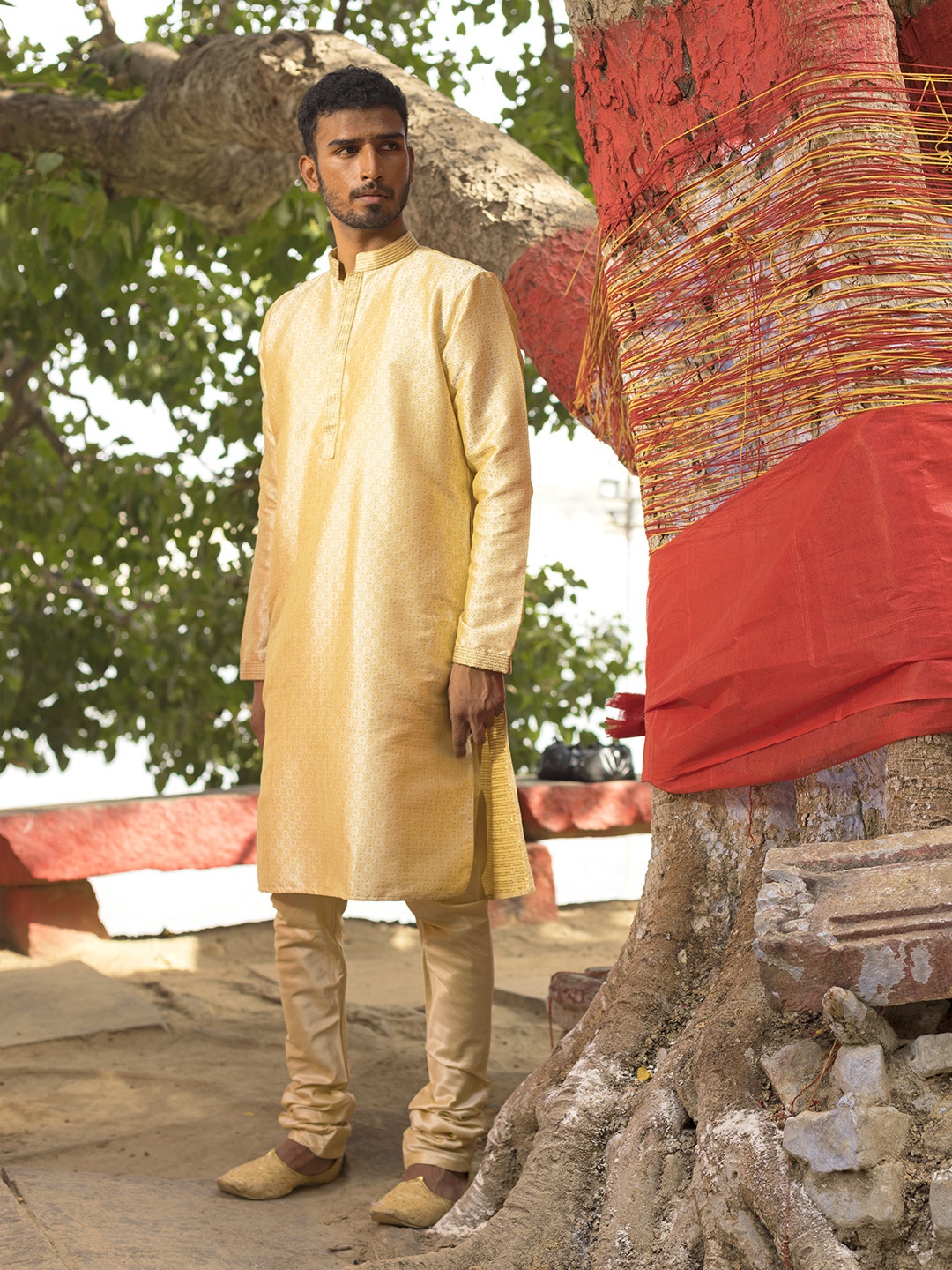 VASTRAMAY Embroidered Gotta Patti Mandarin Collar Silk Blend Straight Kurta with Pyjamas, Gold
VASTRAMAY Embroidered Gotta Patti Mandarin Collar Silk Blend Straight Kurta with Pyjamas, Gold