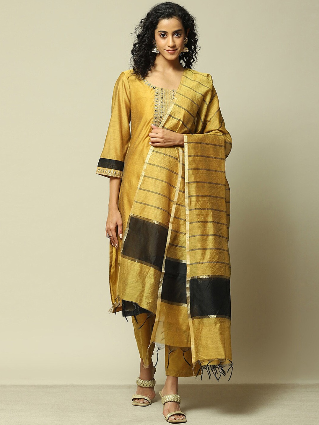 Rangriti Floral Yoke Design Round Neck Three-Quarter Sleeves Thread Work Kurta Set, Yellow
Rangriti Floral Yoke Design Round Neck Three-Quarter Sleeves Thread Work Kurta Set, Yellow