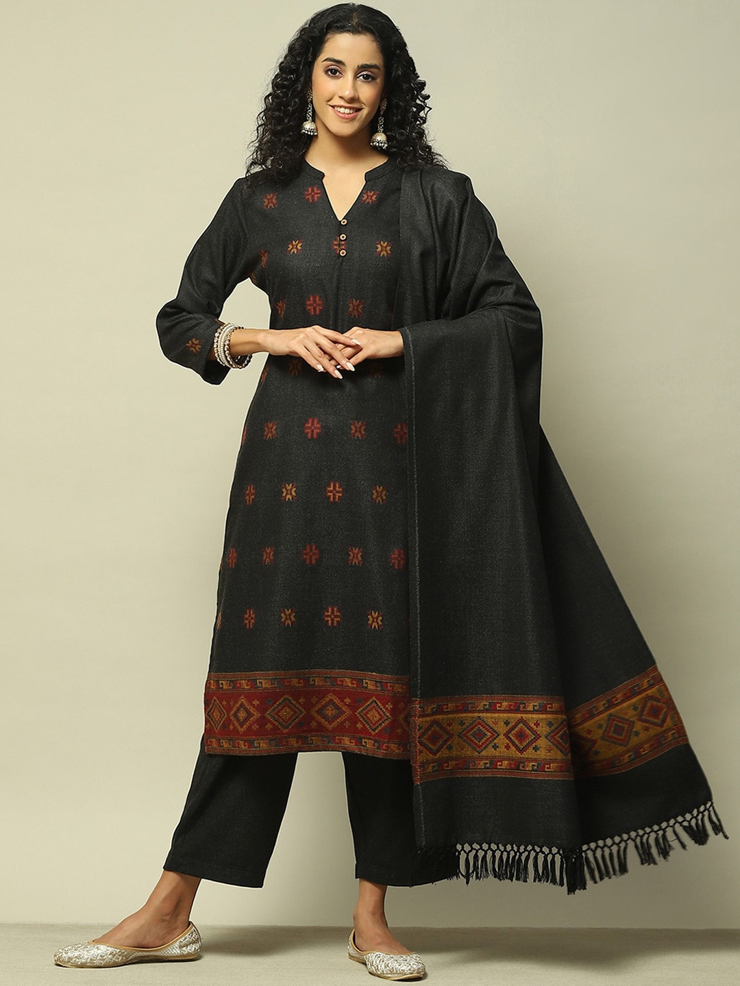Rangriti Mandarin Collar Geometric Printed Regular Kurta with Palazzos & Dupatta, Grey
Rangriti Mandarin Collar Geometric Printed Regular Kurta with Palazzos & Dupatta, Grey