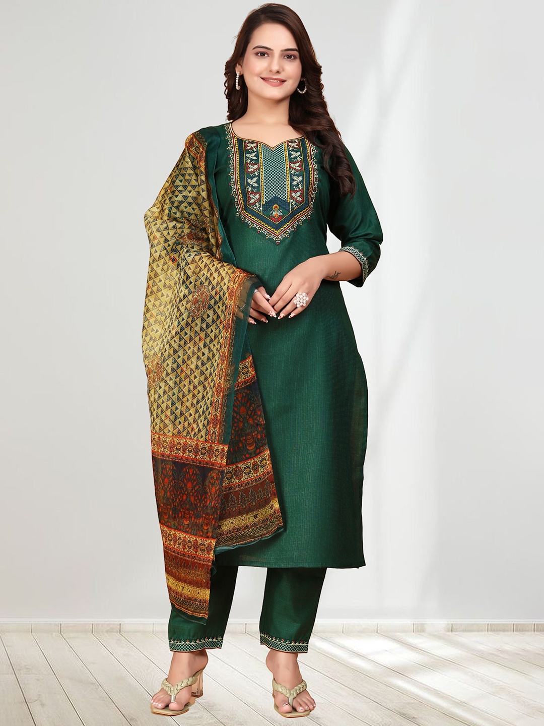 Anouk Ethnic Motifs Embroidered Sequinned Straight Kurta With Trousers & Dupatta, Green
Anouk Ethnic Motifs Embroidered Sequinned Straight Kurta With Trousers & Dupatta, Green