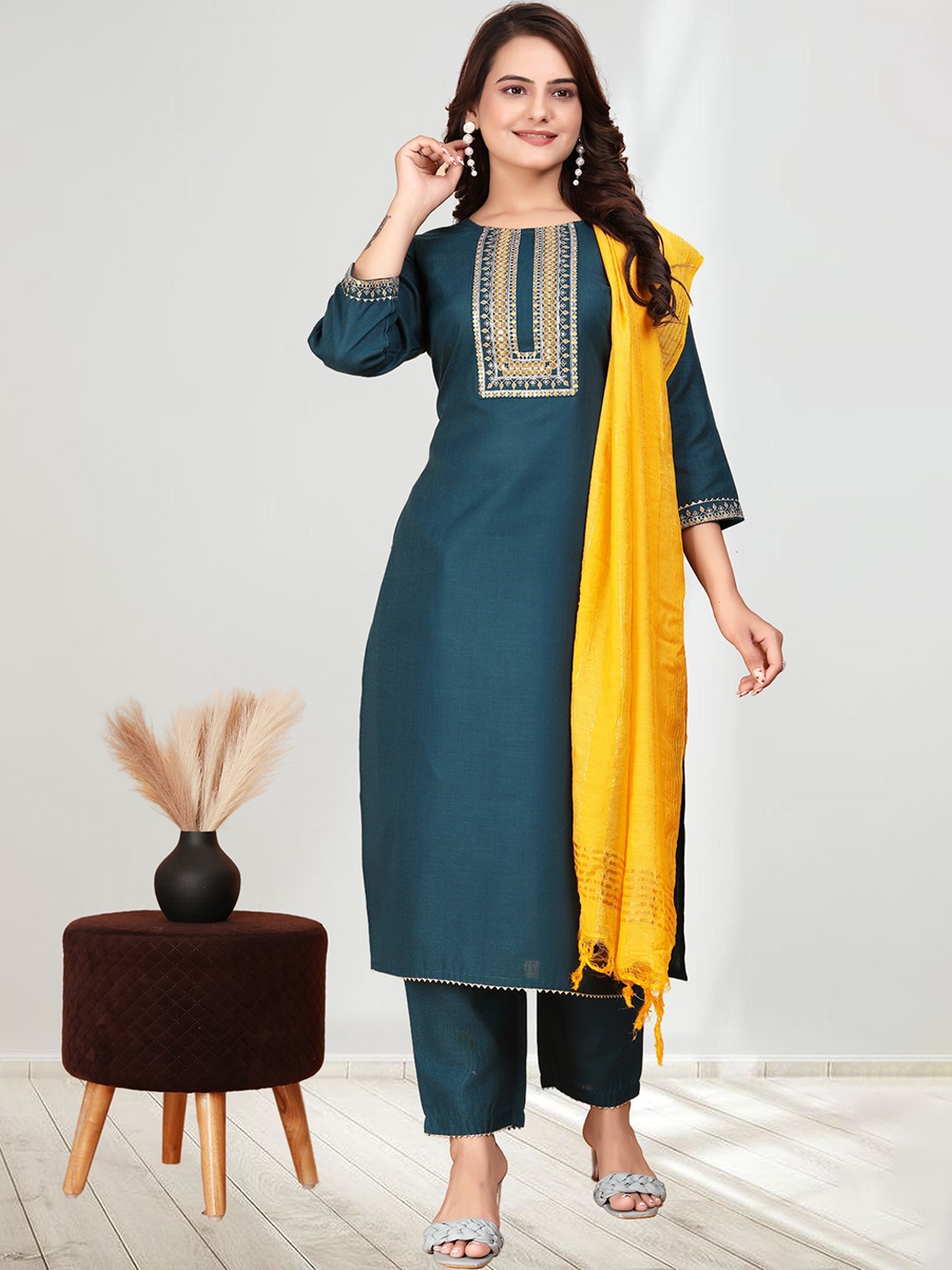 Anouk Ethnic Motifs Embroidered Sequinned Straight Kurta With Trousers & Dupatta, Teal
Anouk Ethnic Motifs Embroidered Sequinned Straight Kurta With Trousers & Dupatta, Teal