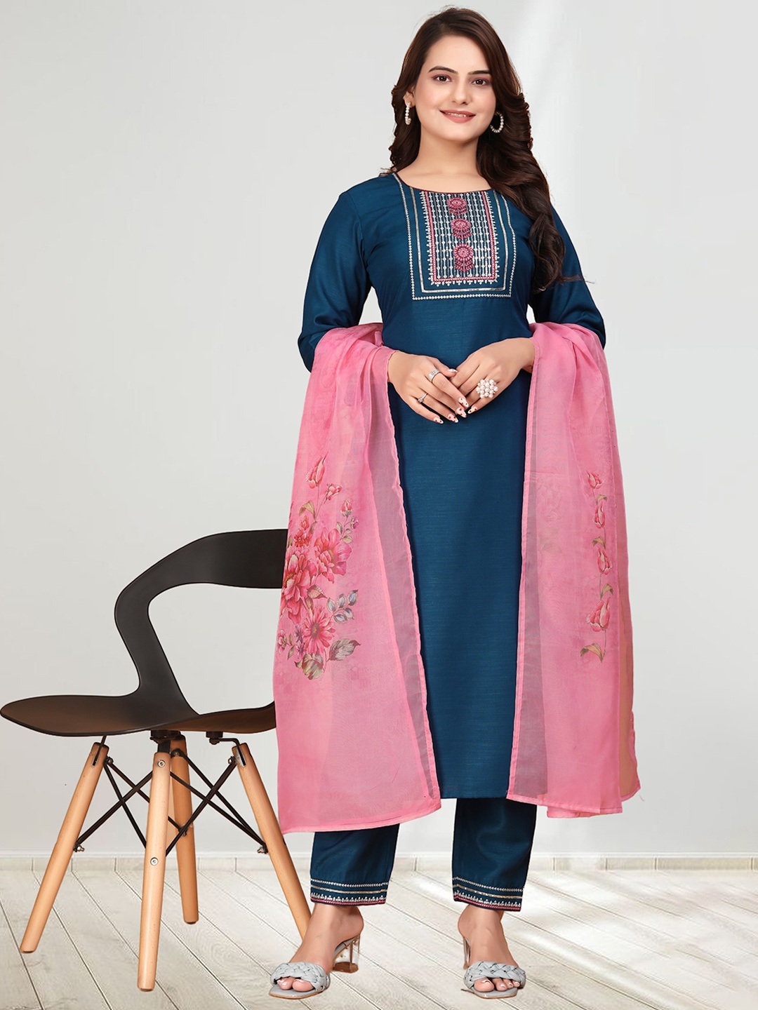 Anouk Ethnic Motifs Embroidered Regular Sequinned Straight Kurta With Trousers & Dupatta, Navy blue
Anouk Ethnic Motifs Embroidered Regular Sequinned Straight Kurta With Trousers & Dupatta, Navy blue