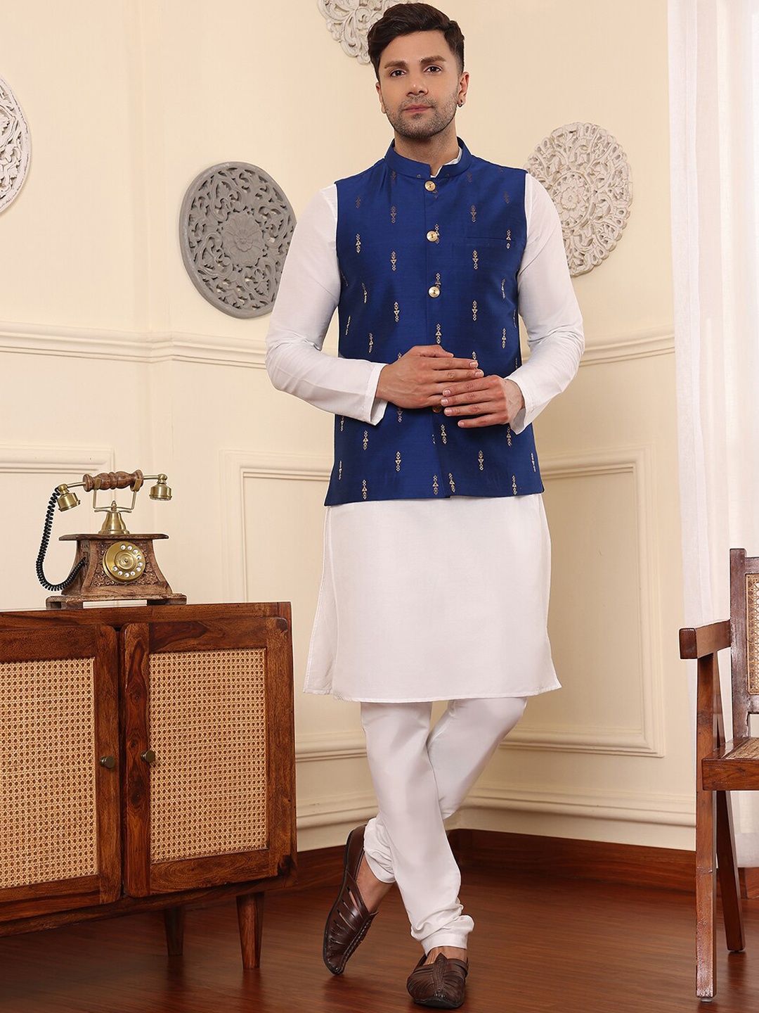 DEYANN Ethnic Motifs Woven Design Mandarin Collar Straight Kurta With Churidar, Navy blue
DEYANN Ethnic Motifs Woven Design Mandarin Collar Straight Kurta With Churidar, Navy blue