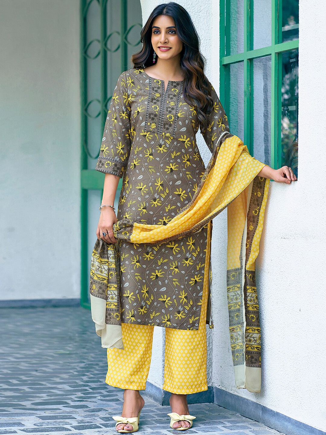 SKYLEE Notched Neck Floral Printed Gotta Patti Straight Kurta with Palazzo & Dupatta, Brown
SKYLEE Notched Neck Floral Printed Gotta Patti Straight Kurta with Palazzo & Dupatta, Brown