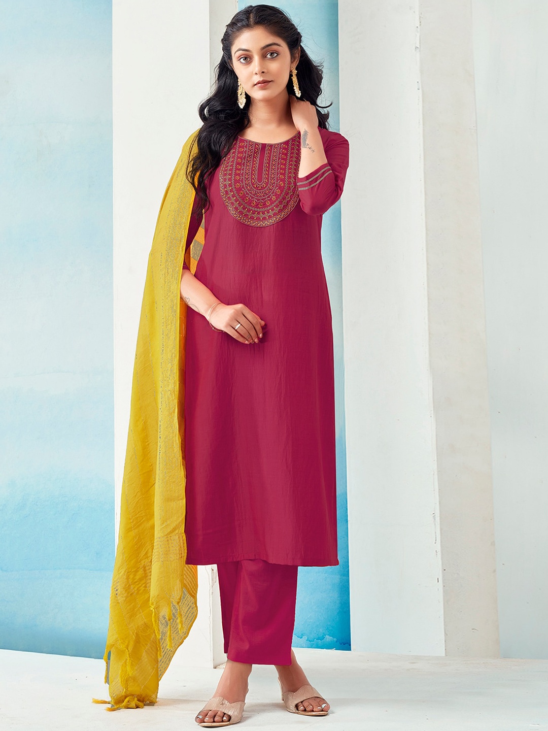 SKYLEE Ethnic Motifs Embroidered Regular Thread Work Kurta with Trousers & Dupatta, Pink
SKYLEE Ethnic Motifs Embroidered Regular Thread Work Kurta with Trousers & Dupatta, Pink