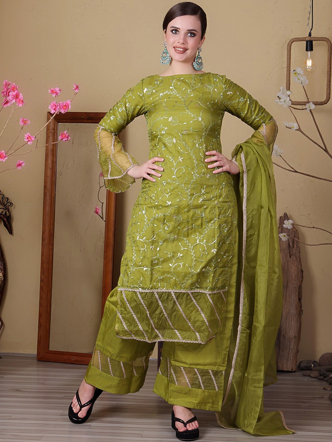 Ethnovog Ethnic Motifs Embroidered Boat Neck Flared Sleeves Sequinned Kurta with Palazzos, Green
Ethnovog Ethnic Motifs Embroidered Boat Neck Flared Sleeves Sequinned Kurta with Palazzos, Green
