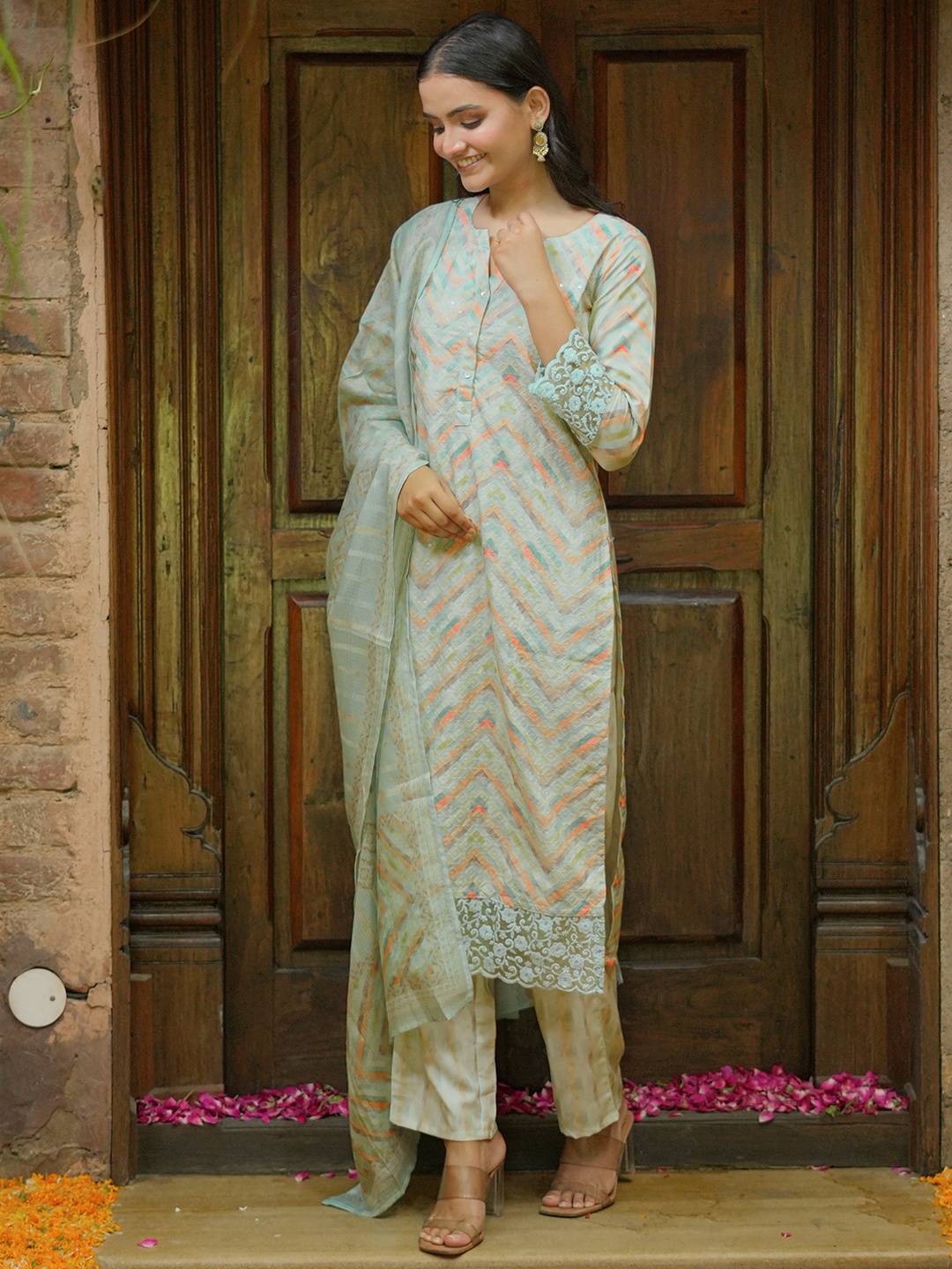 Libas Green Embroidered Notch Neck Thread Work Straight Kurta With Palazzos & Dupatta
Libas Green Embroidered Notch Neck Thread Work Straight Kurta With Palazzos & Dupatta