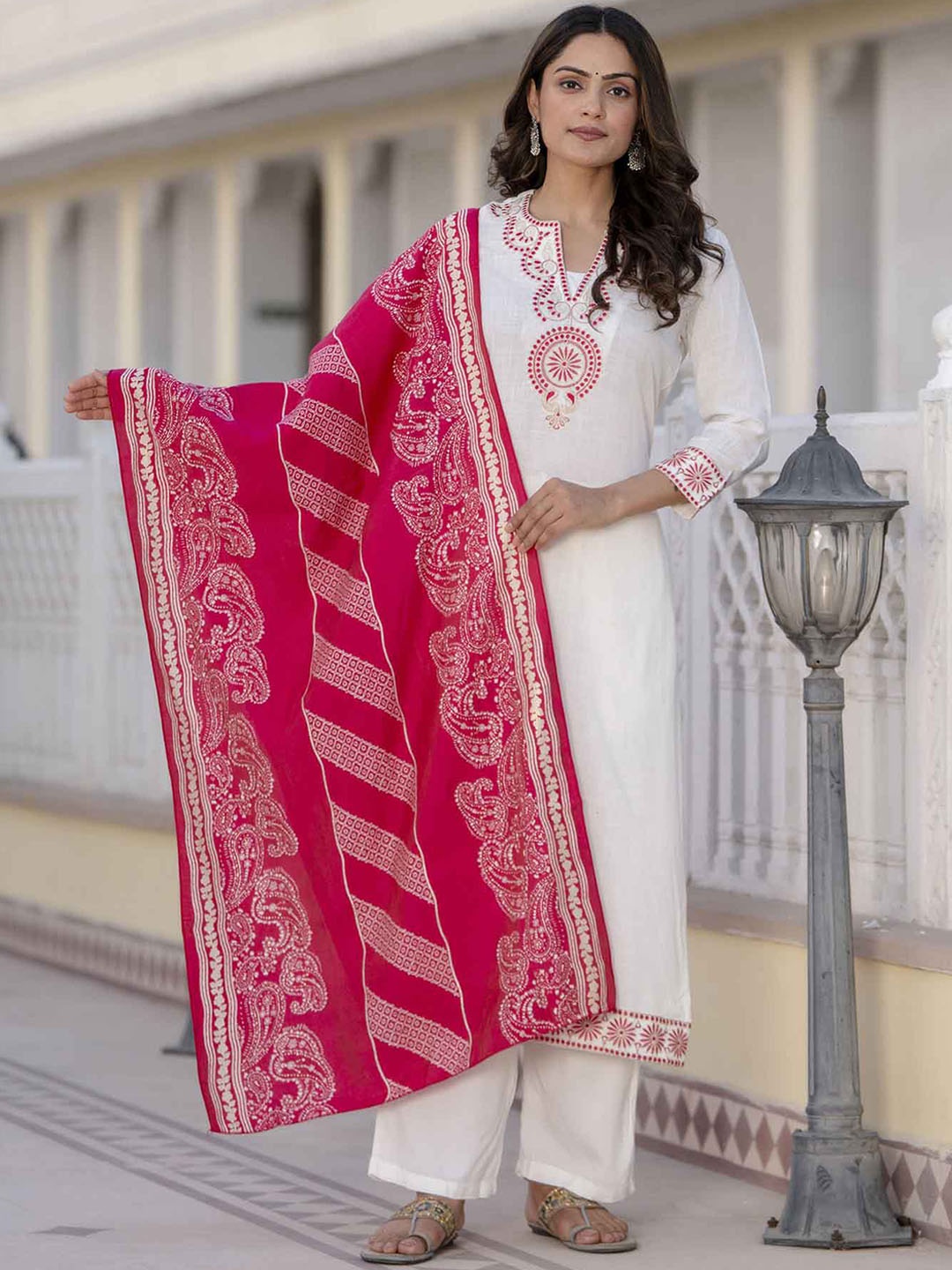 Nehamta Floral Embroidered Regular Thread Work Kurta with Trousers & With Dupatta, White
Nehamta Floral Embroidered Regular Thread Work Kurta with Trousers & With Dupatta, White