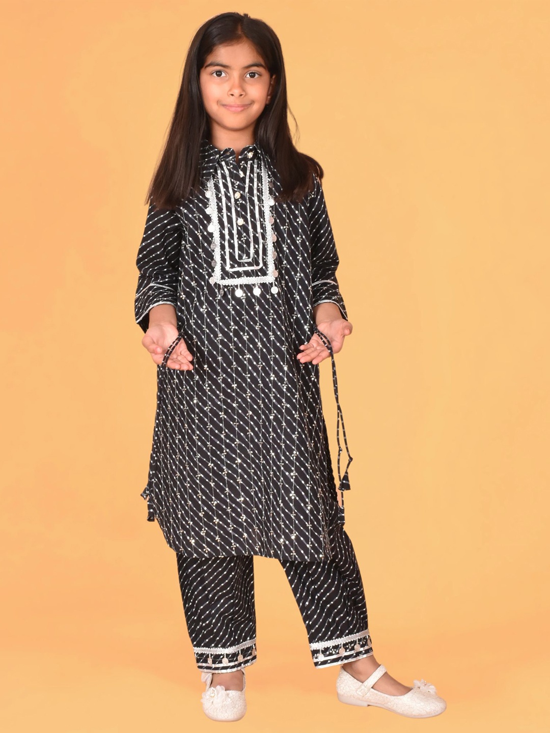 misbis Girls Ethnic Motifs Printed Regular Gotta Patti Pure Cotton Kurta with Trousers, Black
misbis Girls Ethnic Motifs Printed Regular Gotta Patti Pure Cotton Kurta with Trousers, Black