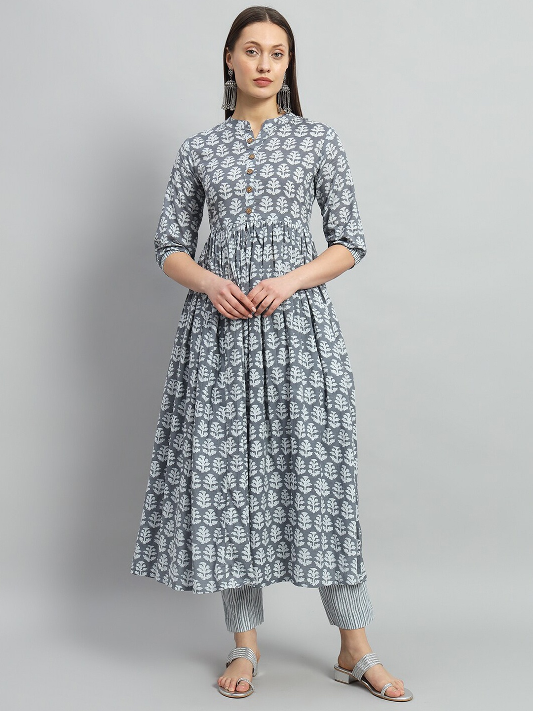 Gujari Floral Printed Mandarin Collar Three-Quarter Sleeves Pure Cotton Kurta Set, Grey
Gujari Floral Printed Mandarin Collar Three-Quarter Sleeves Pure Cotton Kurta Set, Grey