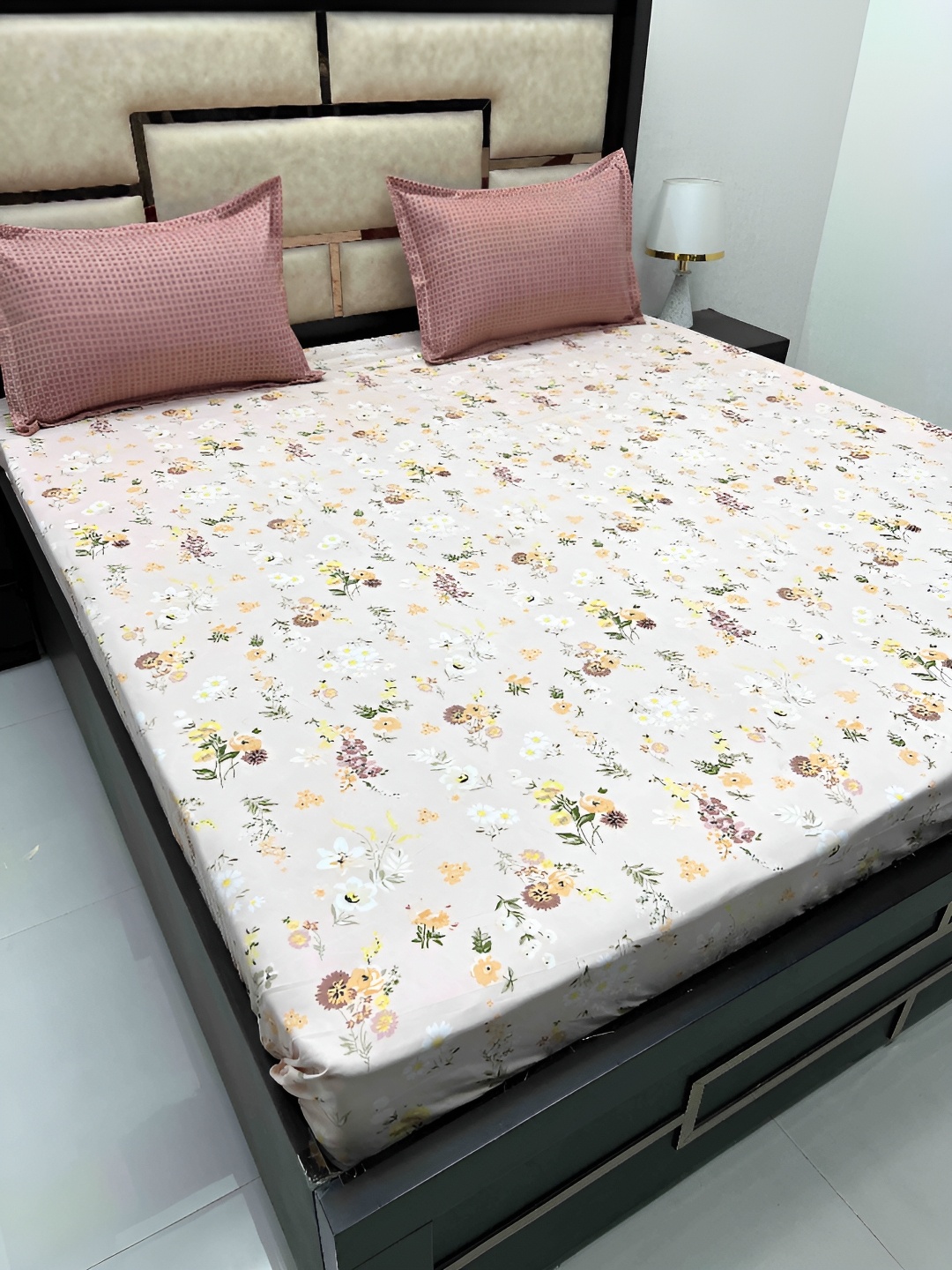 Pure Decor leisure fur White & Pink Floral Cotton 300 TC King Bedsheet & 2 Pillow Covers
Pure Decor leisure fur White & Pink Floral Cotton 300 TC King Bedsheet & 2 Pillow Covers