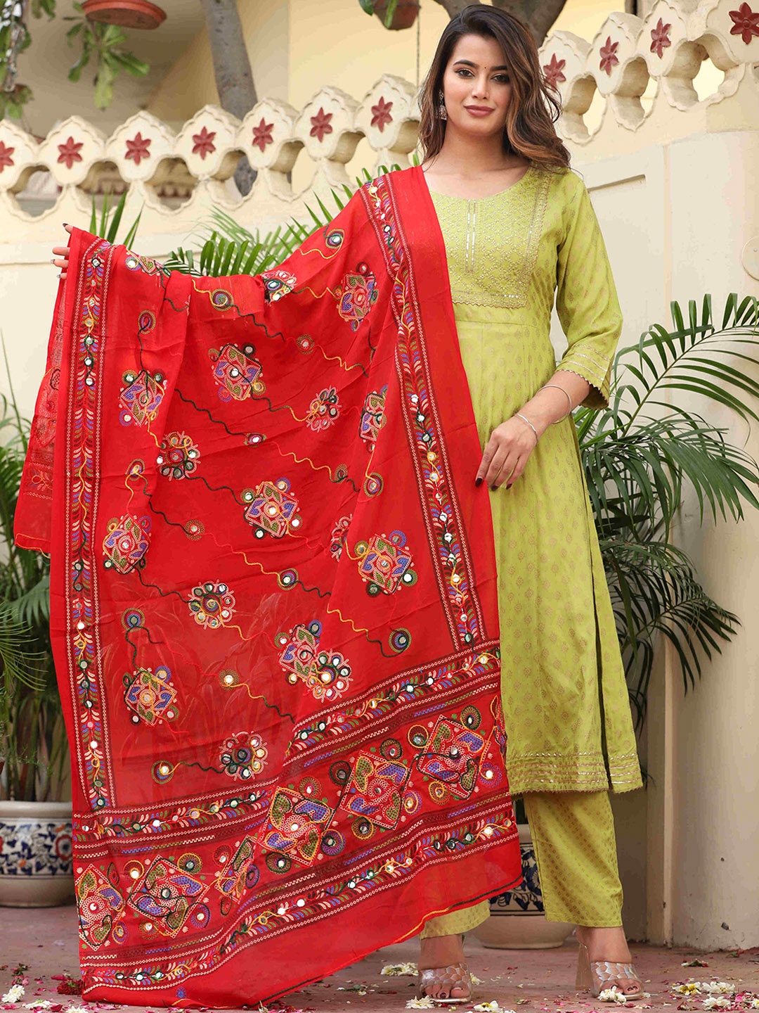 SINGNI Ethnic Motifs Printed Thread Work Panelled A-Line Kurta With Trousers & Dupatta, Green
SINGNI Ethnic Motifs Printed Thread Work Panelled A-Line Kurta With Trousers & Dupatta, Green