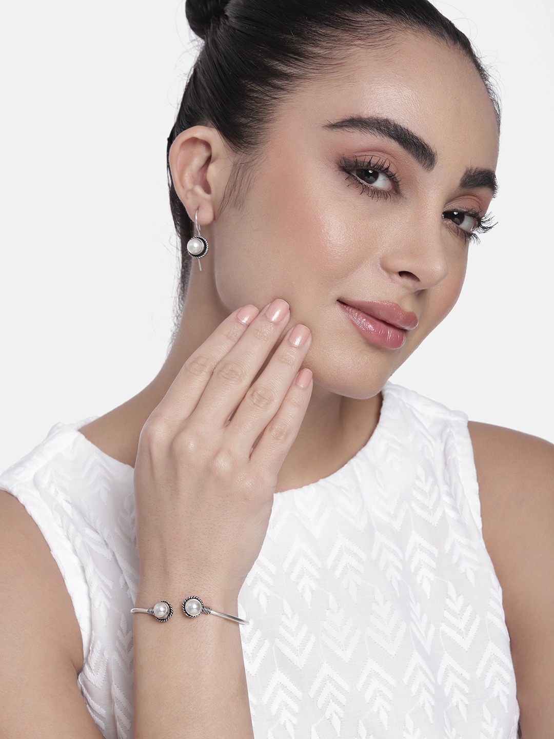 AITIHYA Women Silver-Plated Stones-Studded Oxidised Bracelet & Earrings Jewellery Set, White
AITIHYA Women Silver-Plated Stones-Studded Oxidised Bracelet & Earrings Jewellery Set, White