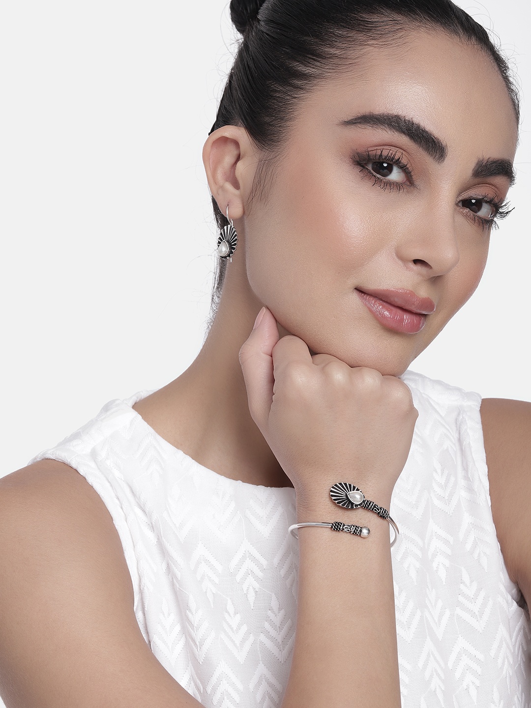 AITIHYA Women Silver-Plated Stones-Studded Oxidised Bracelet & Earrings Jewellery Set, White
AITIHYA Women Silver-Plated Stones-Studded Oxidised Bracelet & Earrings Jewellery Set, White