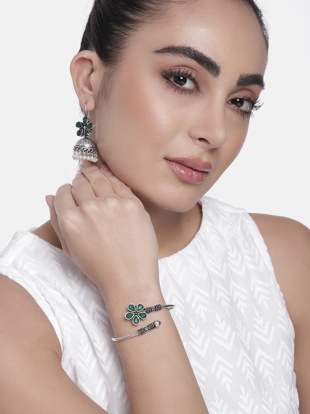 AITIHYA Women Silver-Plated Stones-Studded Oxidised Bracelet & Earrings Jewellery Set, Green
AITIHYA Women Silver-Plated Stones-Studded Oxidised Bracelet & Earrings Jewellery Set, Green