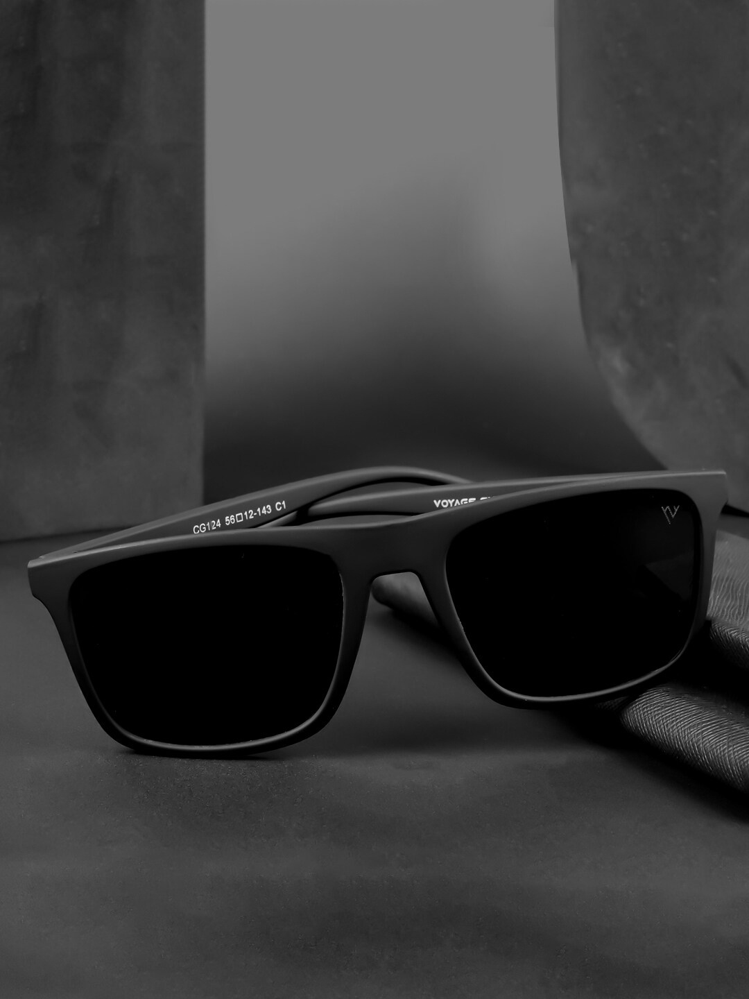 Voyage Unisex Wayfarer Sunglasses with Polarised and UV Protected Lens-VY221009PMG5256, Black
Voyage Unisex Wayfarer Sunglasses with Polarised and UV Protected Lens-VY221009PMG5256, Black