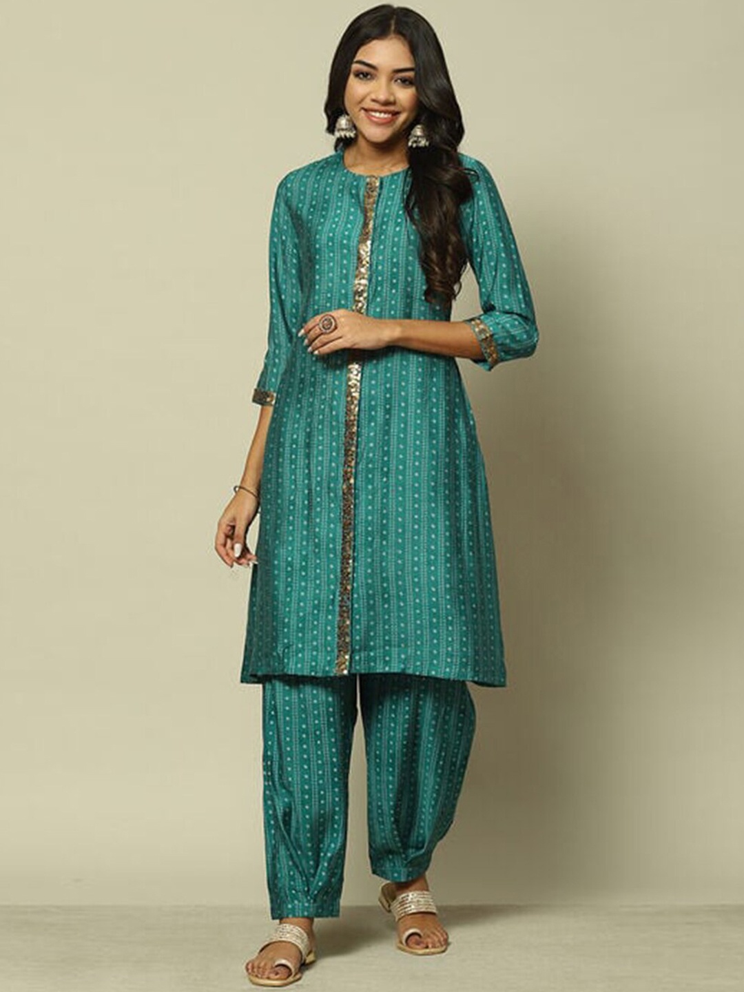 Rangriti Bandhani Printed Round Neck Sequinned Kurta with Palazzos, Green
Rangriti Bandhani Printed Round Neck Sequinned Kurta with Palazzos, Green