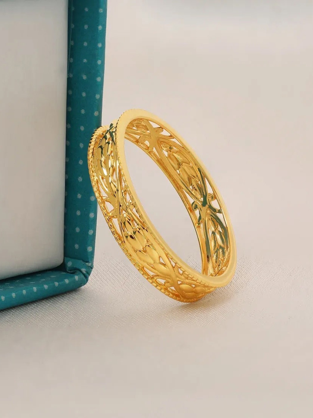 CANDERE A KALYAN JEWELLERS COMPANY BIS Hallmark 18KT (750) Gold Finger Ring-2.04 gm
CANDERE A KALYAN JEWELLERS COMPANY BIS Hallmark 18KT (750) Gold Finger Ring-2.04 gm