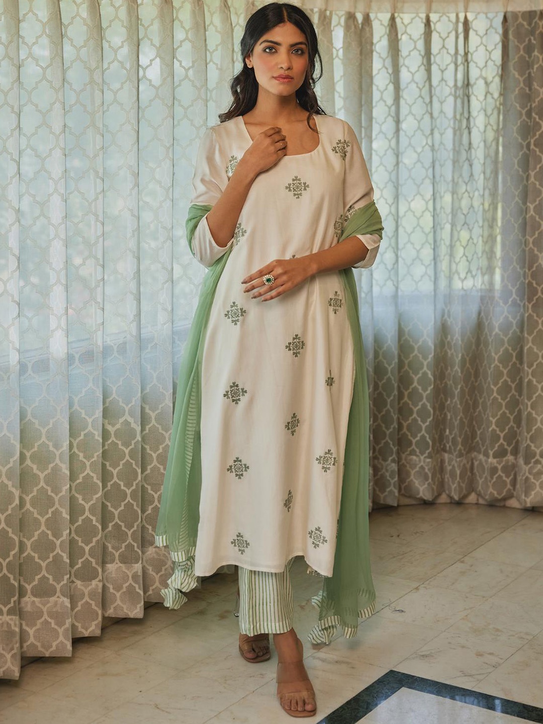 Kapraaha Ethnic Motifs Embroidered Round Neck Straight Kurta with Palazzos & Dupatta, Off white
Kapraaha Ethnic Motifs Embroidered Round Neck Straight Kurta with Palazzos & Dupatta, Off white