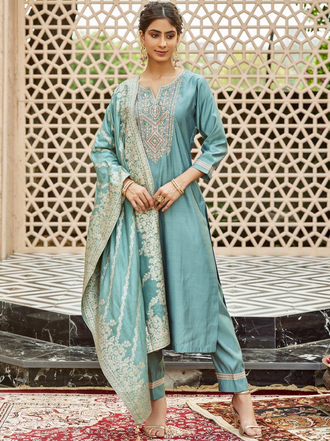 WOMEN PLUS Floral Embroidered Round Neck Three-Quarter Sleeves Kurta Set, Blue
WOMEN PLUS Floral Embroidered Round Neck Three-Quarter Sleeves Kurta Set, Blue