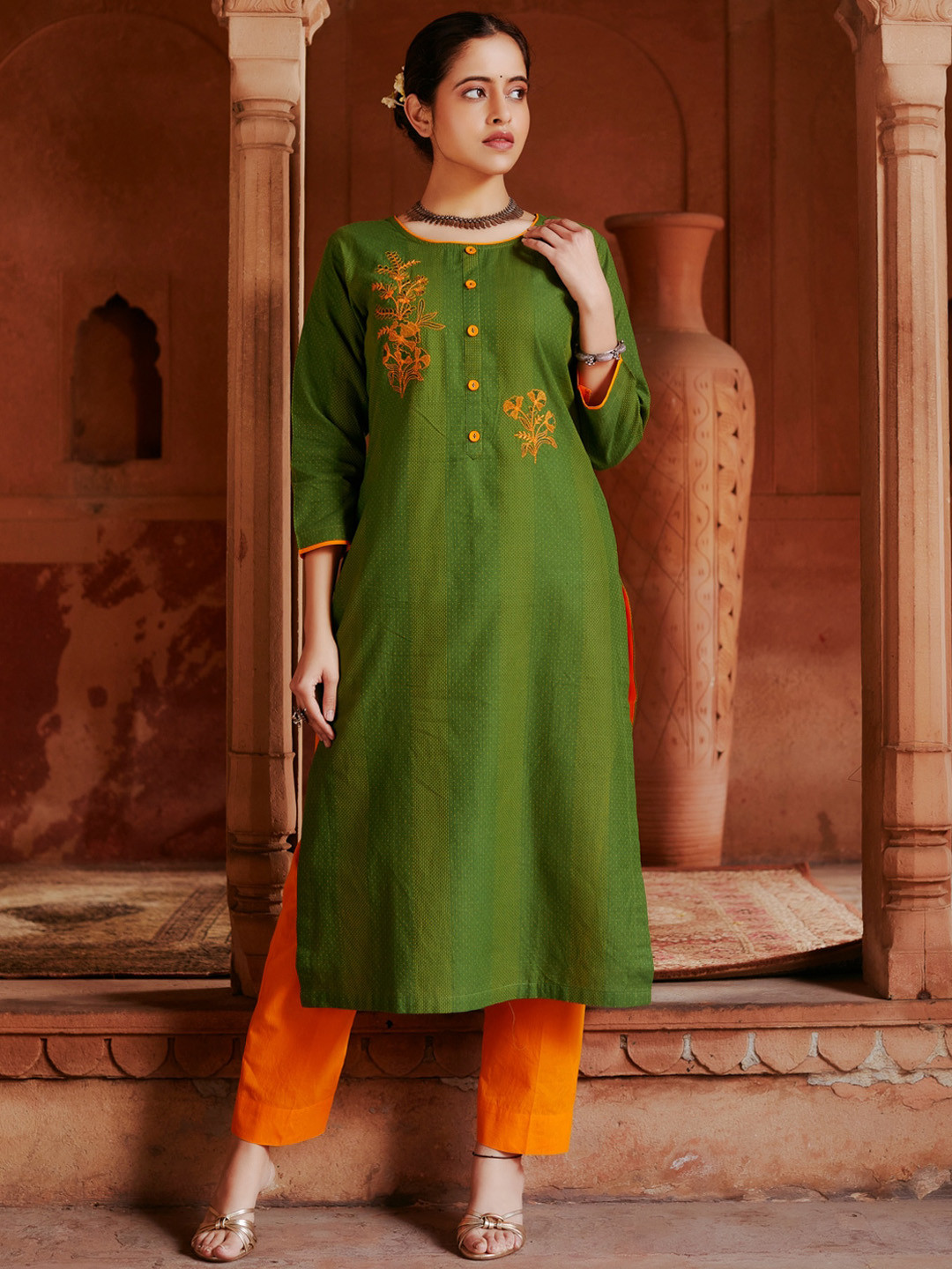 WOMEN PLUS Floral Round Neck Three-Quarter Sleeves Pure Cotton Kurta with Trousers, Green
WOMEN PLUS Floral Round Neck Three-Quarter Sleeves Pure Cotton Kurta with Trousers, Green