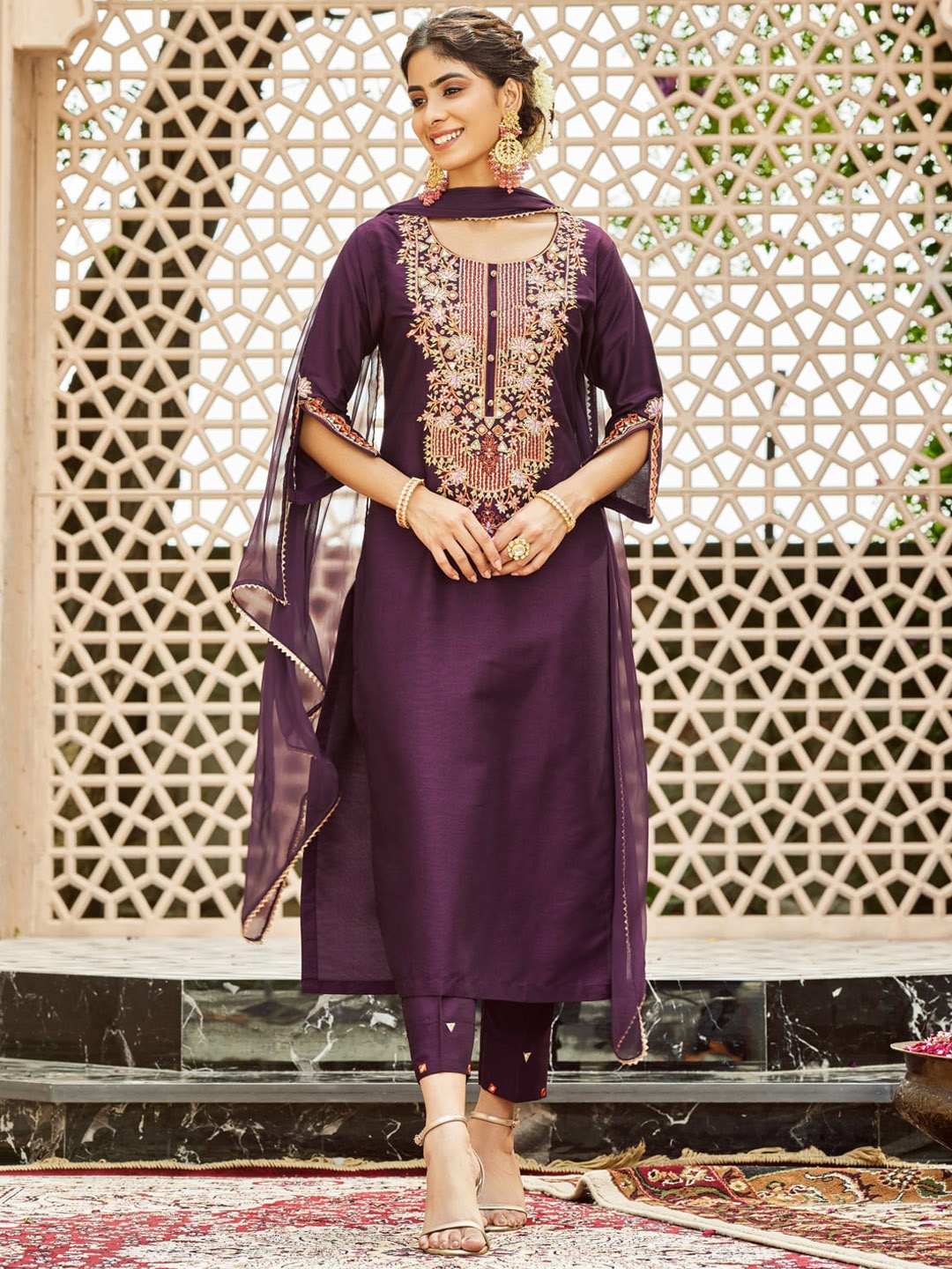 WOMEN PLUS Embroidered Regular Thread Work Straight Kurta with Trousers & Dupatta, Burgundy
WOMEN PLUS Embroidered Regular Thread Work Straight Kurta with Trousers & Dupatta, Burgundy