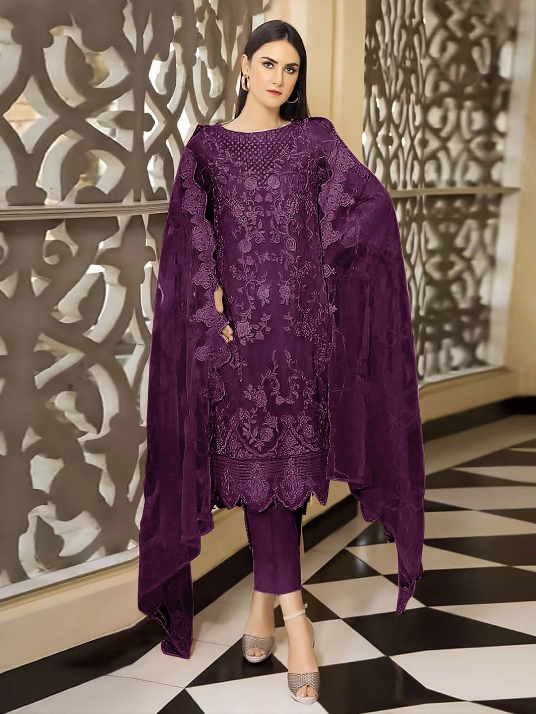 ODETTE Women Floral Embroidered Regular Thread Work Kurta with Trousers & With Dupatta, Purple
ODETTE Women Floral Embroidered Regular Thread Work Kurta with Trousers & With Dupatta, Purple