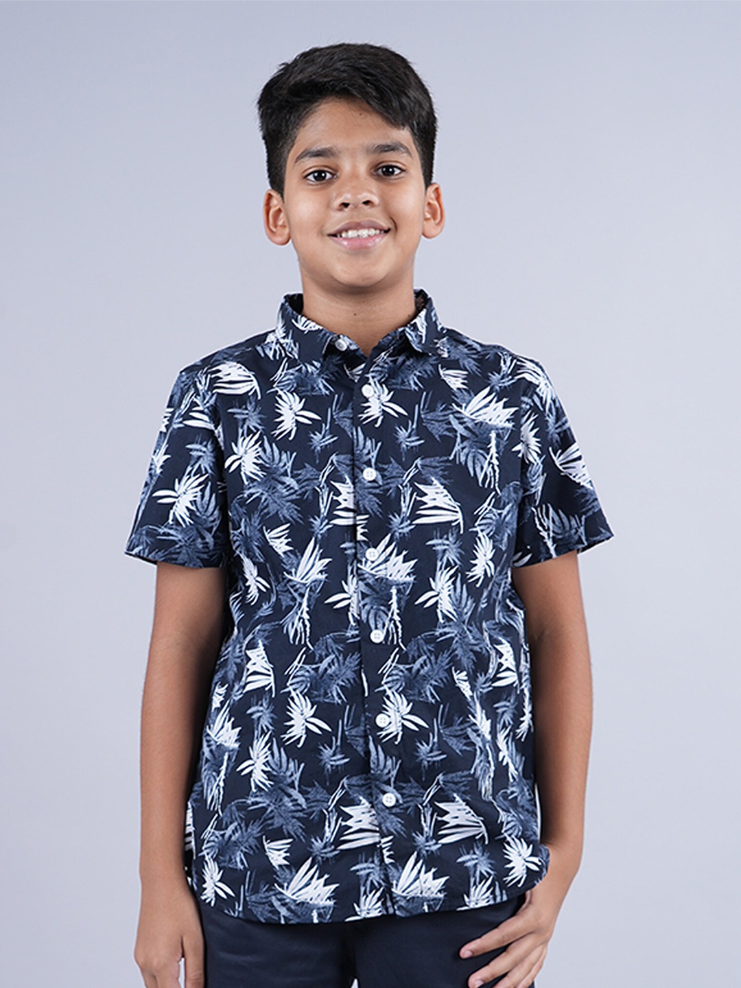 KiddoPanti Boys Floral Printed Spread Collar Half Sleeve Cotton Shirt, Navy blue
KiddoPanti Boys Floral Printed Spread Collar Half Sleeve Cotton Shirt, Navy blue