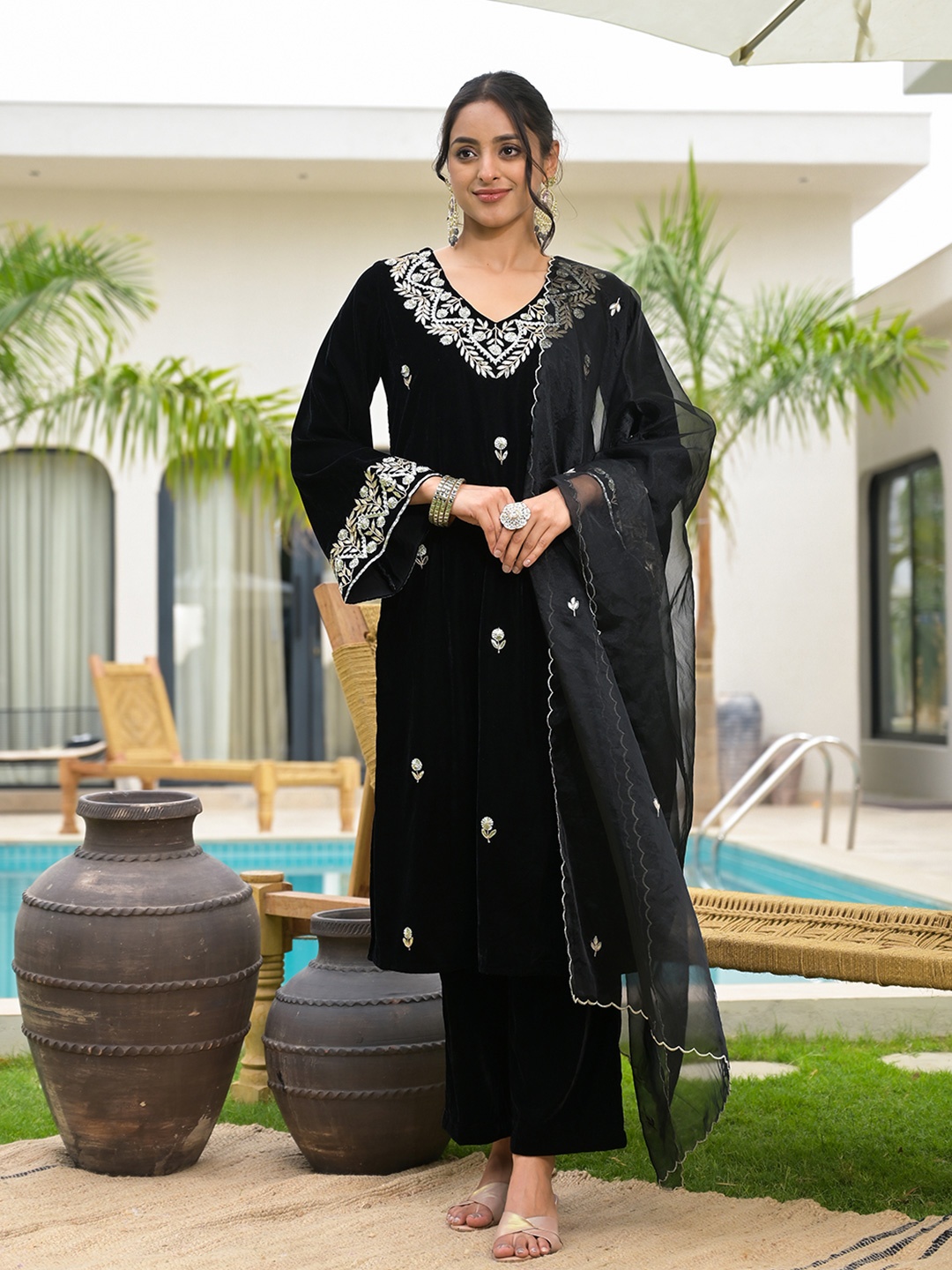 Divena Women Floral Embroidered Regular Zardozi Velvet Kurta with Trousers & With Dupatta, Black
Divena Women Floral Embroidered Regular Zardozi Velvet Kurta with Trousers & With Dupatta, Black