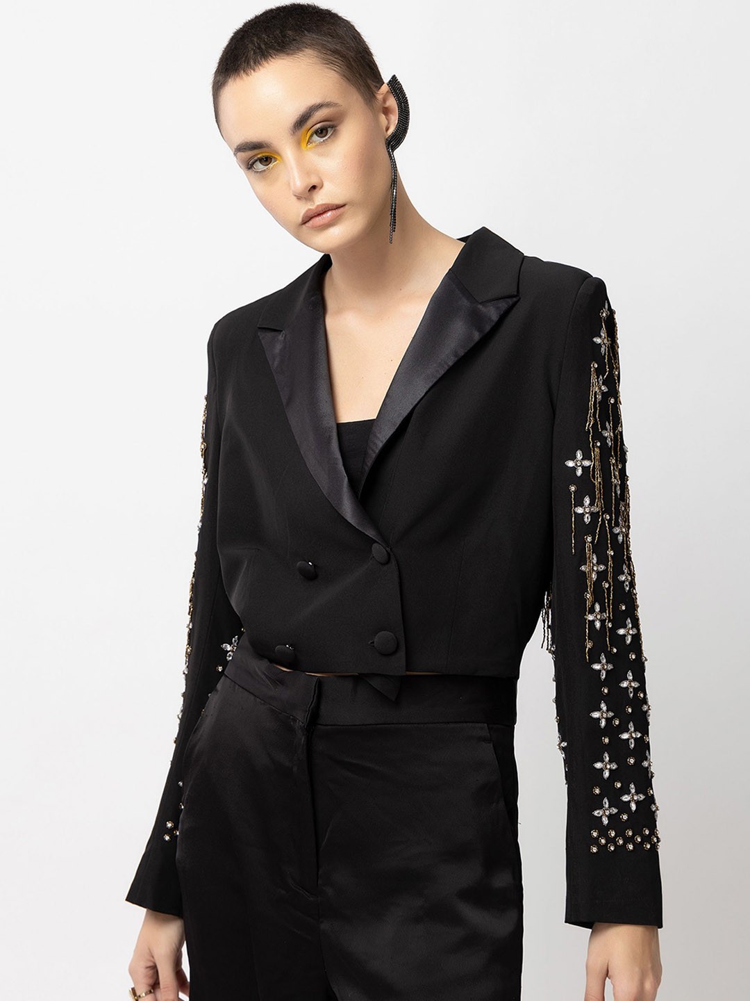 Diwaah Self Design Lapel Collar Long Sleeves Dry Fit Crop Tailored Jacket, Black
Diwaah Self Design Lapel Collar Long Sleeves Dry Fit Crop Tailored Jacket, Black