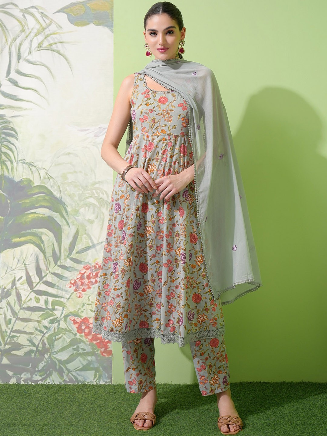 Vishudh Grey Floral Printed Regular Pure Cotton A-Line Kurta with Trousers & Dupatta
Vishudh Grey Floral Printed Regular Pure Cotton A-Line Kurta with Trousers & Dupatta