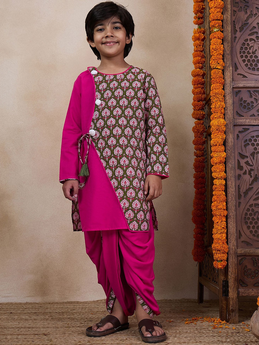 pspeaches Boys Round Neck Ethnic Motifs Printed Angrakha Straight Kurta with Dhoti Pants, Pink
pspeaches Boys Round Neck Ethnic Motifs Printed Angrakha Straight Kurta with Dhoti Pants, Pink