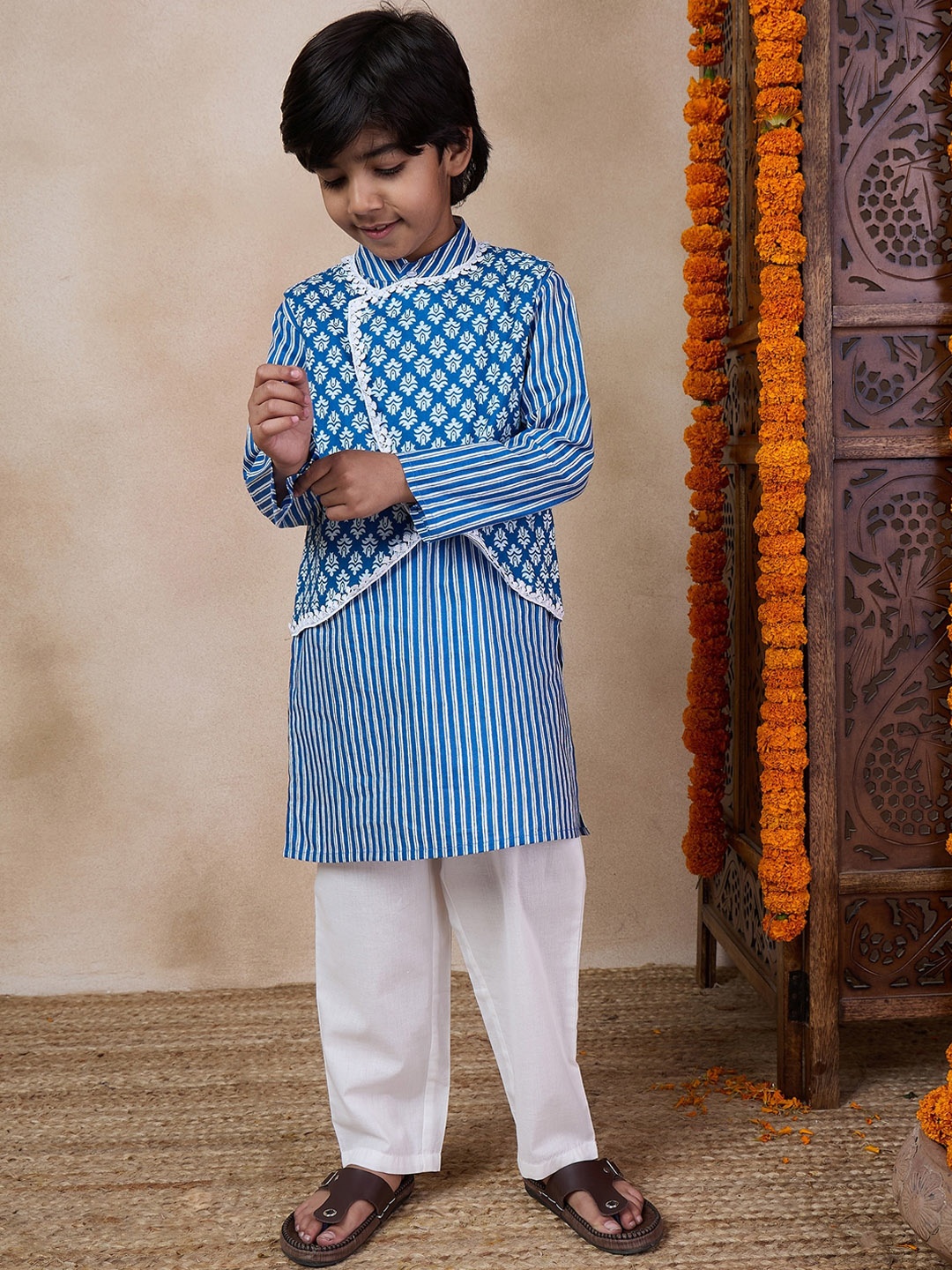 pspeaches Boys Mandarin Collar Ethnic Motifs Printed Regular Straight Kurta with Pyjamas, Blue
pspeaches Boys Mandarin Collar Ethnic Motifs Printed Regular Straight Kurta with Pyjamas, Blue