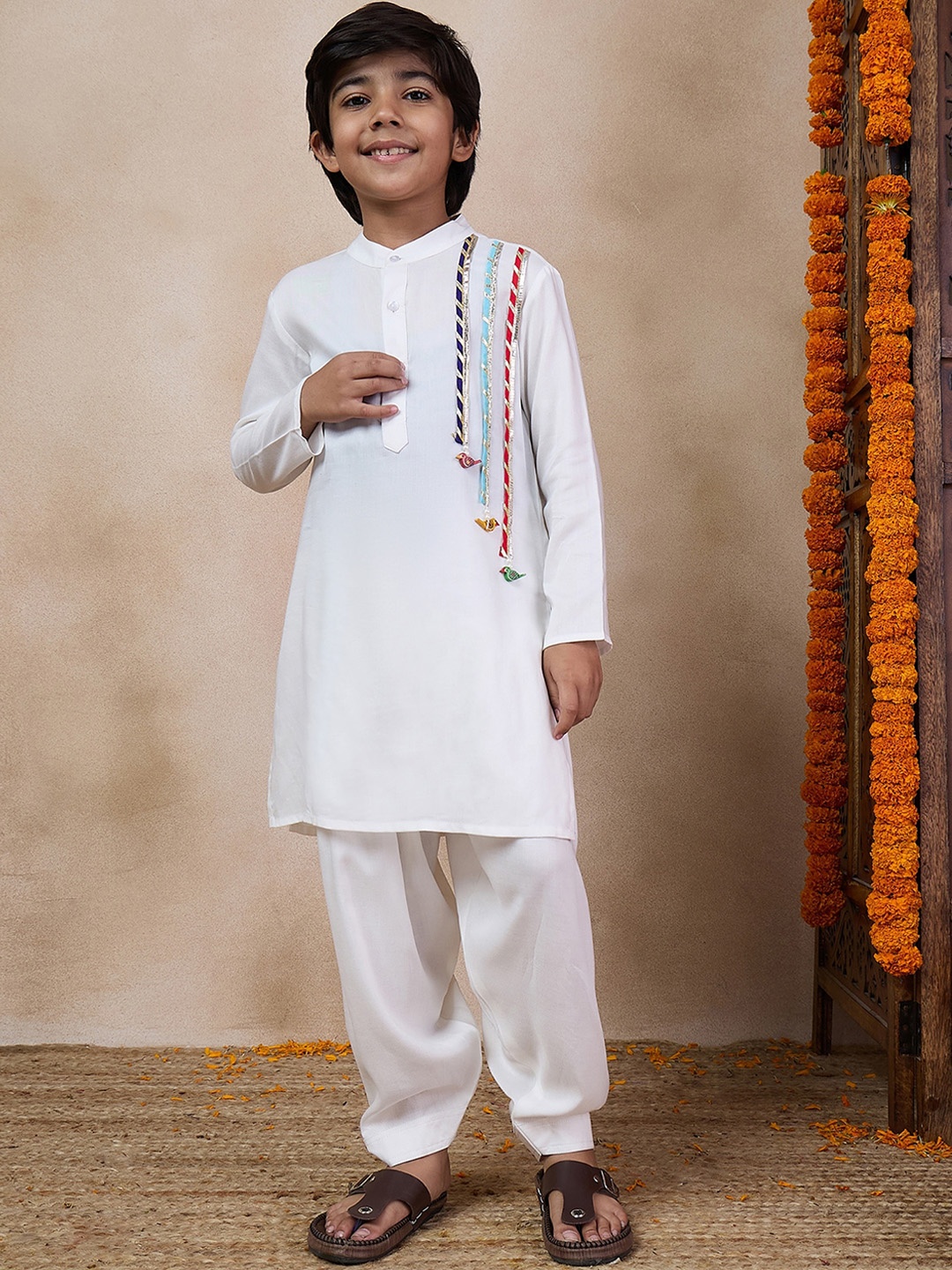 pspeaches Boys Mandarin Collar Regular Gotta Patti Straight Kurta with Pyjamas, White
pspeaches Boys Mandarin Collar Regular Gotta Patti Straight Kurta with Pyjamas, White