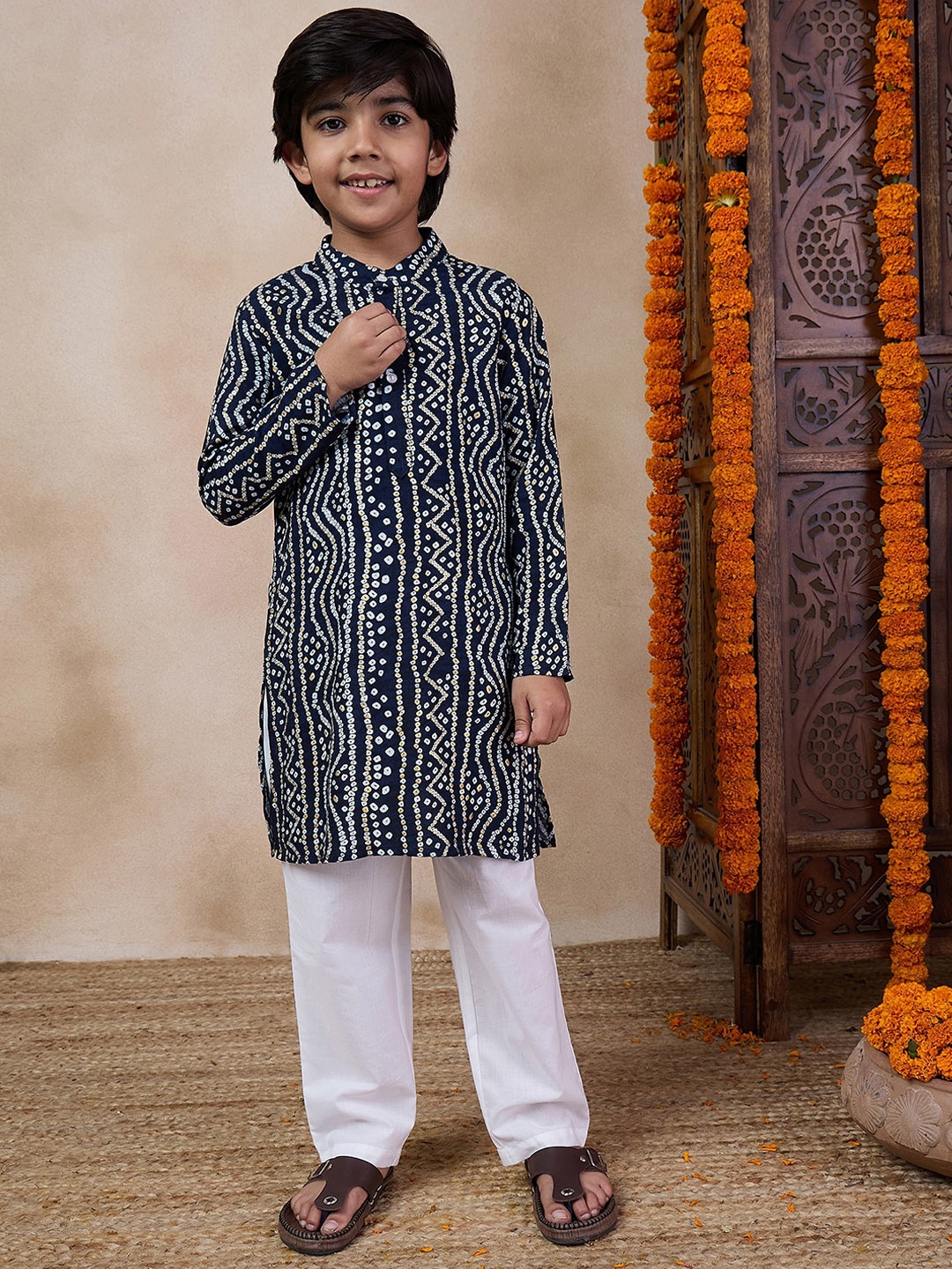 pspeaches Boys Mandarin Collar Bandhani Printed Regular Straight Kurta with Pyjamas, Blue
pspeaches Boys Mandarin Collar Bandhani Printed Regular Straight Kurta with Pyjamas, Blue