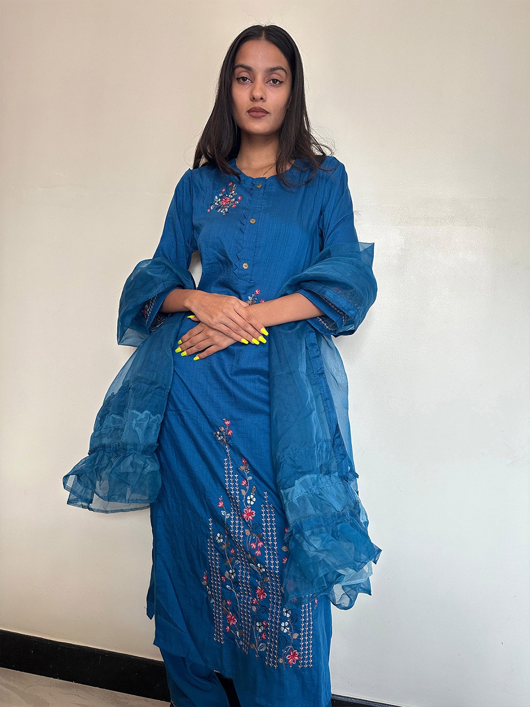 ODETTE Women Floral Embroidered Regular Thread Work Kurta with Trousers & With Dupatta, Blue
ODETTE Women Floral Embroidered Regular Thread Work Kurta with Trousers & With Dupatta, Blue