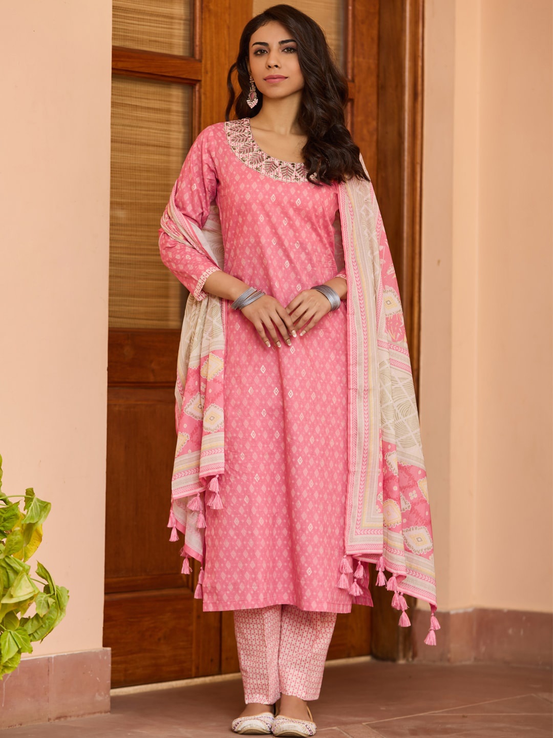 WOMEN PLUS Women Printed Regular Thread Work Kurta with Trousers & With Dupatta, Pink
WOMEN PLUS Women Printed Regular Thread Work Kurta with Trousers & With Dupatta, Pink