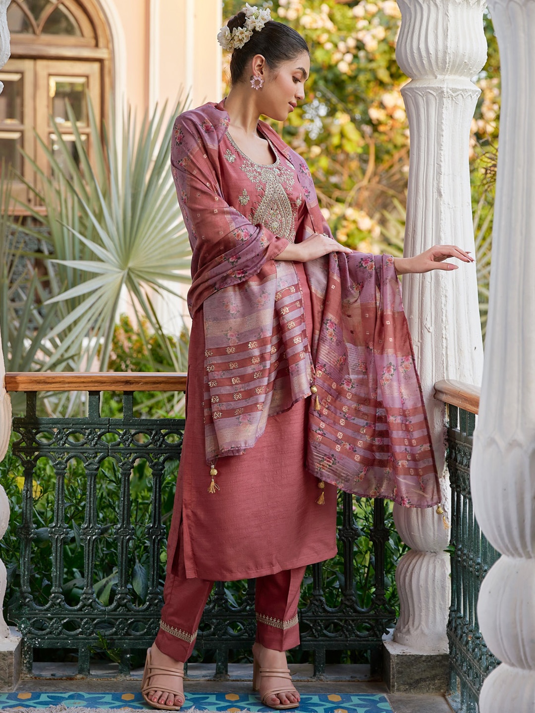 WOMEN PLUS Ethnic Motifs Yoke Design Thread Work Straight Kurta With Trousers & Dupatta, Rose
WOMEN PLUS Ethnic Motifs Yoke Design Thread Work Straight Kurta With Trousers & Dupatta, Rose