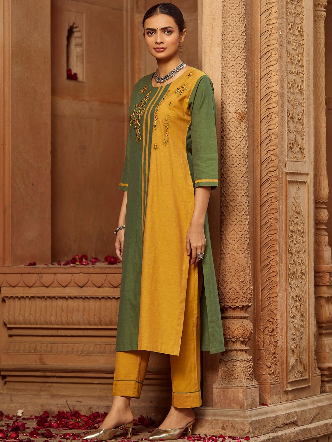 WOMEN PLUS Colourblocked Regular Thread Work Pure Cotton Straight Kurta With Trousers, Green
WOMEN PLUS Colourblocked Regular Thread Work Pure Cotton Straight Kurta With Trousers, Green