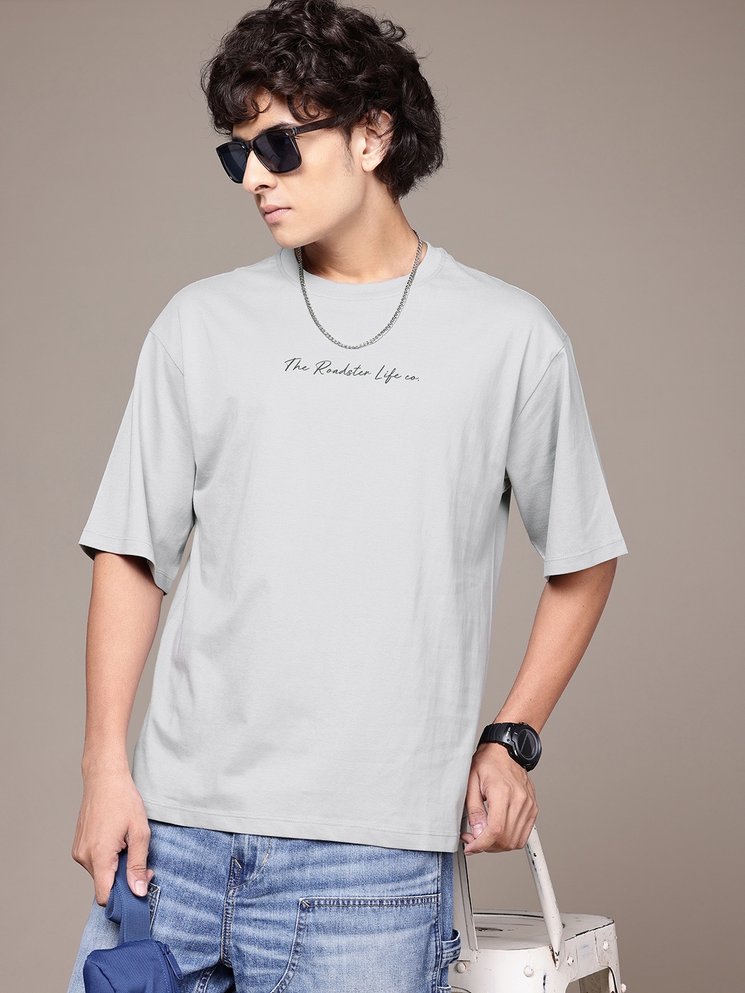 Roadster Men Typography Printed Drop-Shoulder Sleeves Pure Cotton T-shirt, Grey
Roadster Men Typography Printed Drop-Shoulder Sleeves Pure Cotton T-shirt, Grey